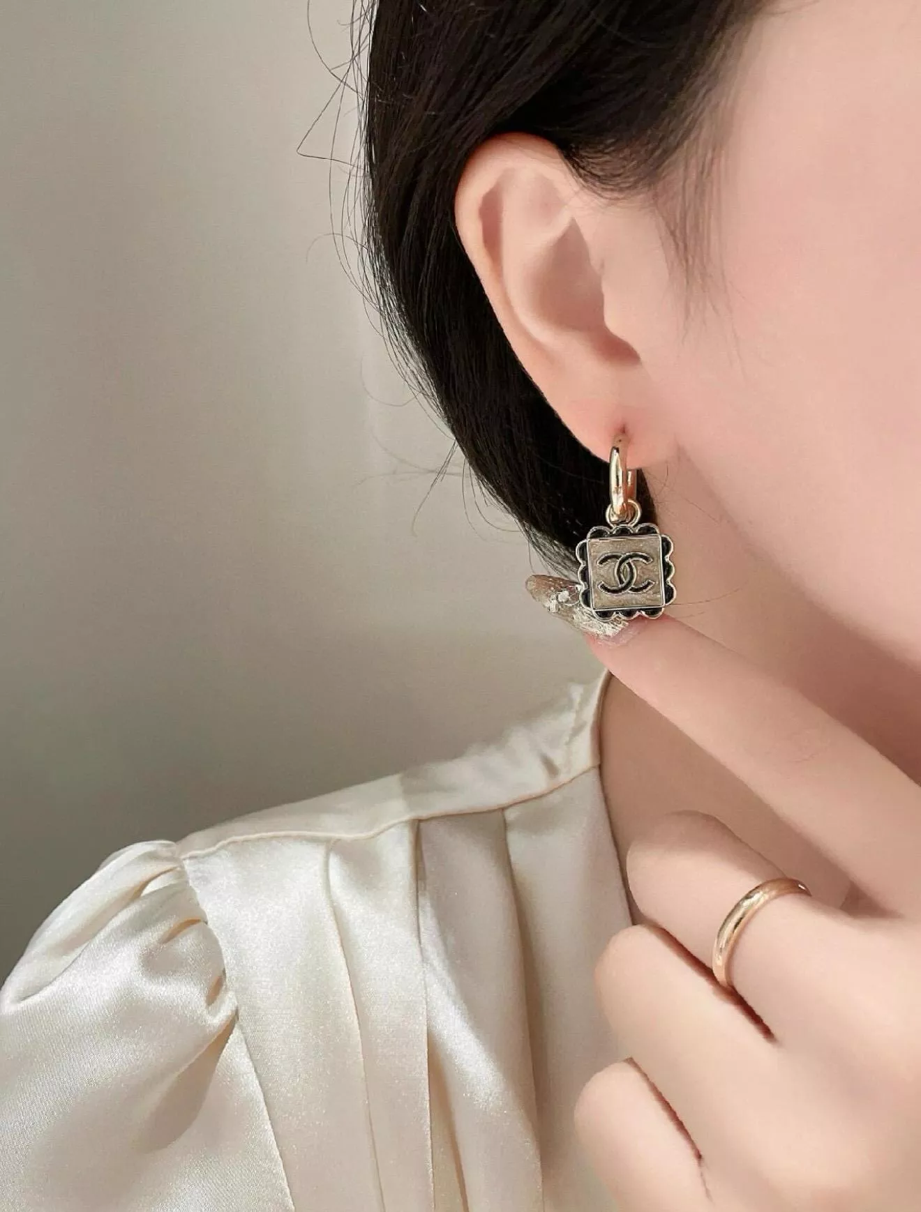 CHANEL 日常佩戴款 【復古花邊方糖耳環】甜美千金風・雙C雕邊吊墜