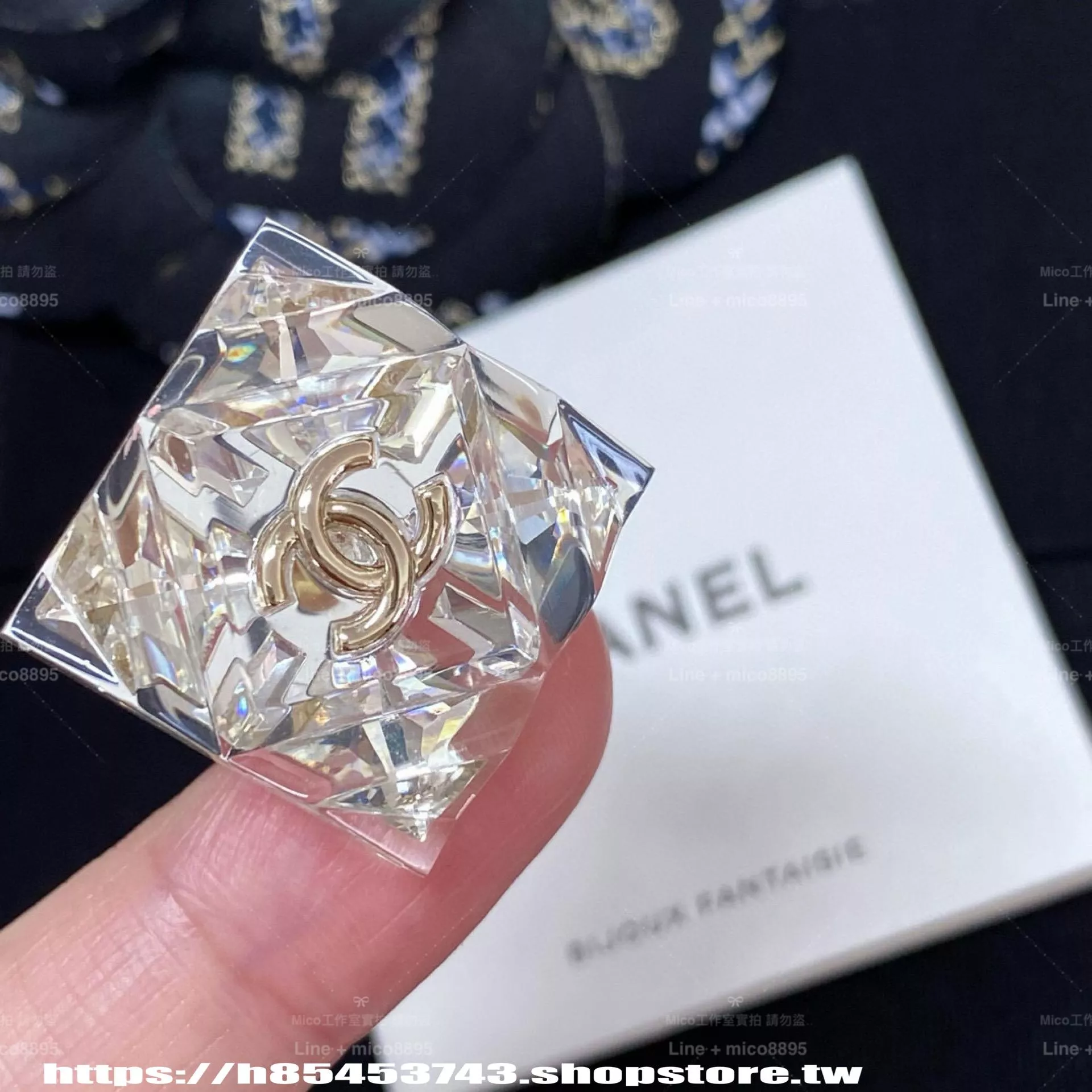 CHANEL 【菱形方糖耳釘】透明晶體設計感・雙C立體浮雕・極簡高級感