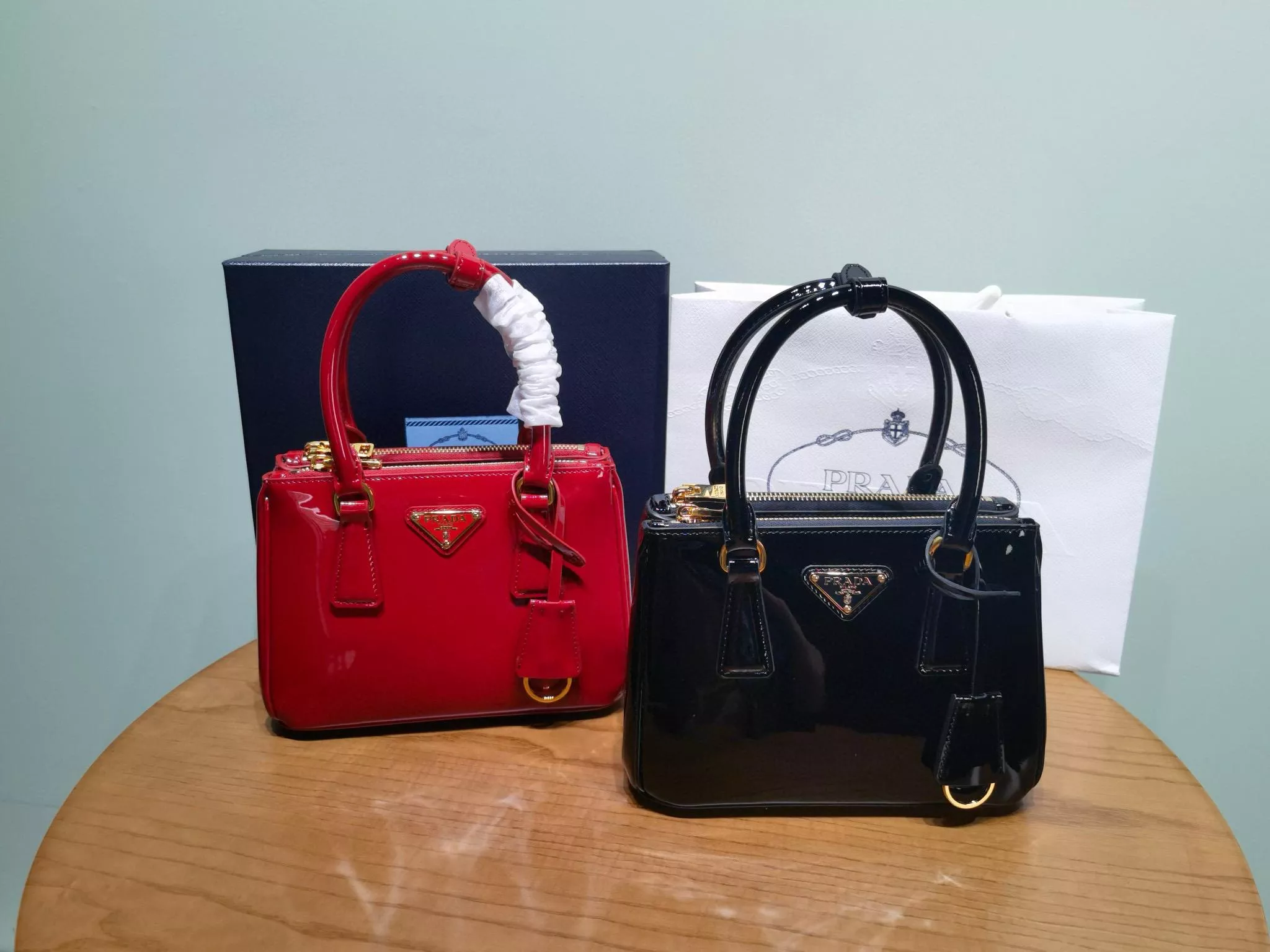 PRADA 【1BA906 黑色/紅色 漆皮迷你手提包｜經典20cm殺手包｜