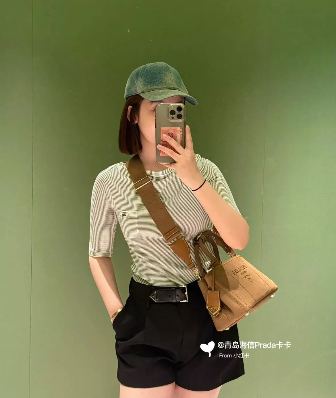 PRADA Mariner帆布手袋｜吊牌設計＋寬背帶｜煙草棕質感登場
