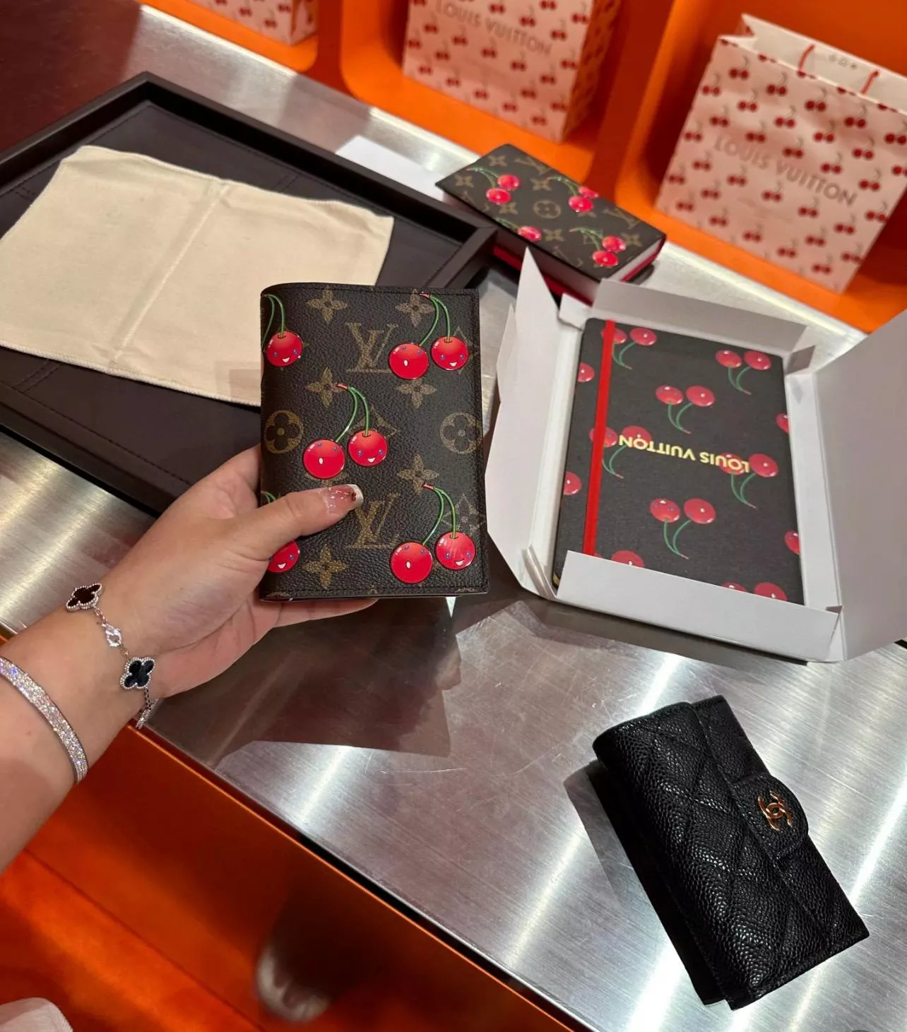LV M13424 LV x TM聯名系列Monogram Cherry塗層帆布牛皮護照套