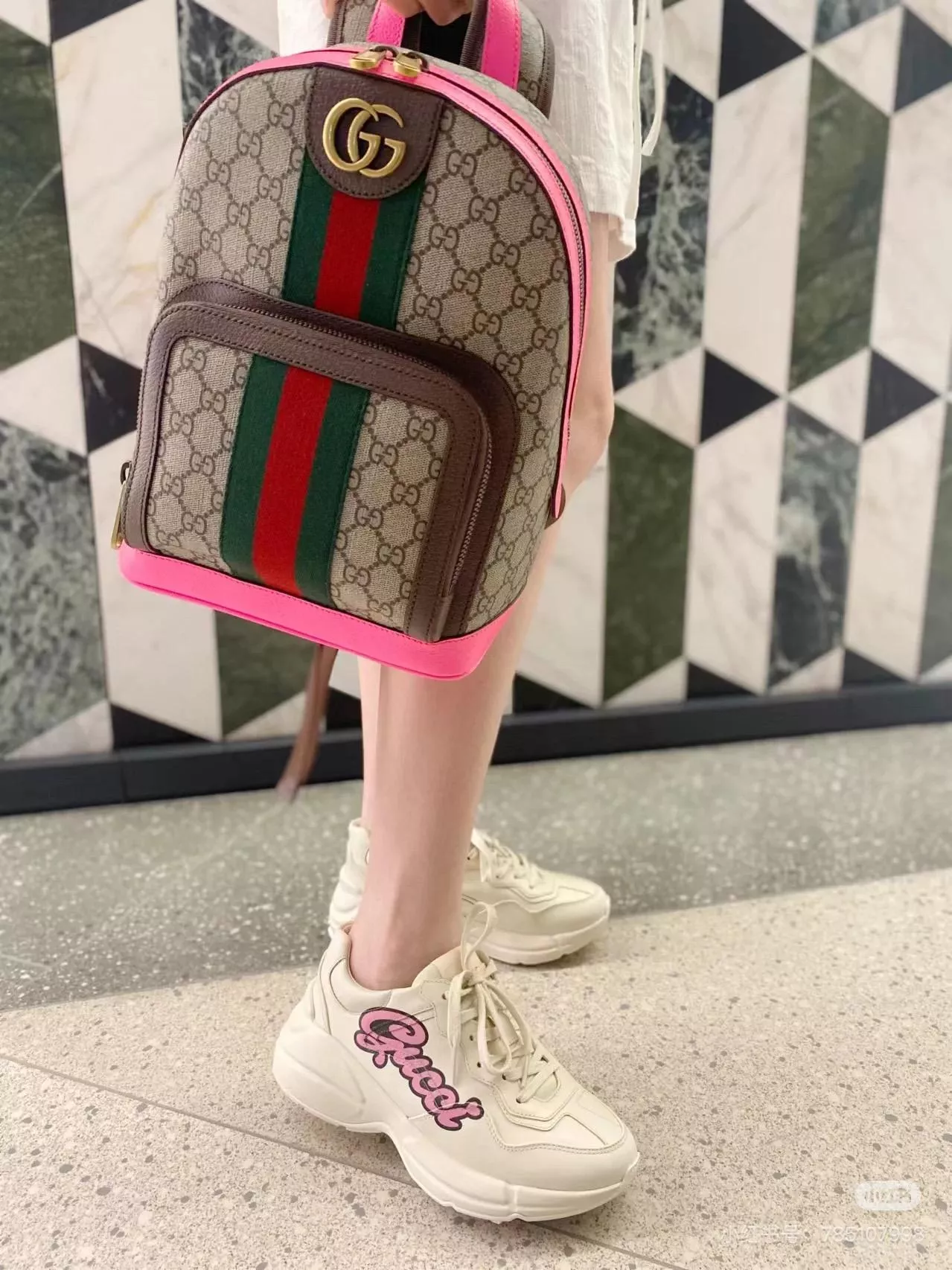 GUCCI Ophidia 小號背包｜紅綠織帶 雙G標誌｜螢光粉拼色設計 547965
