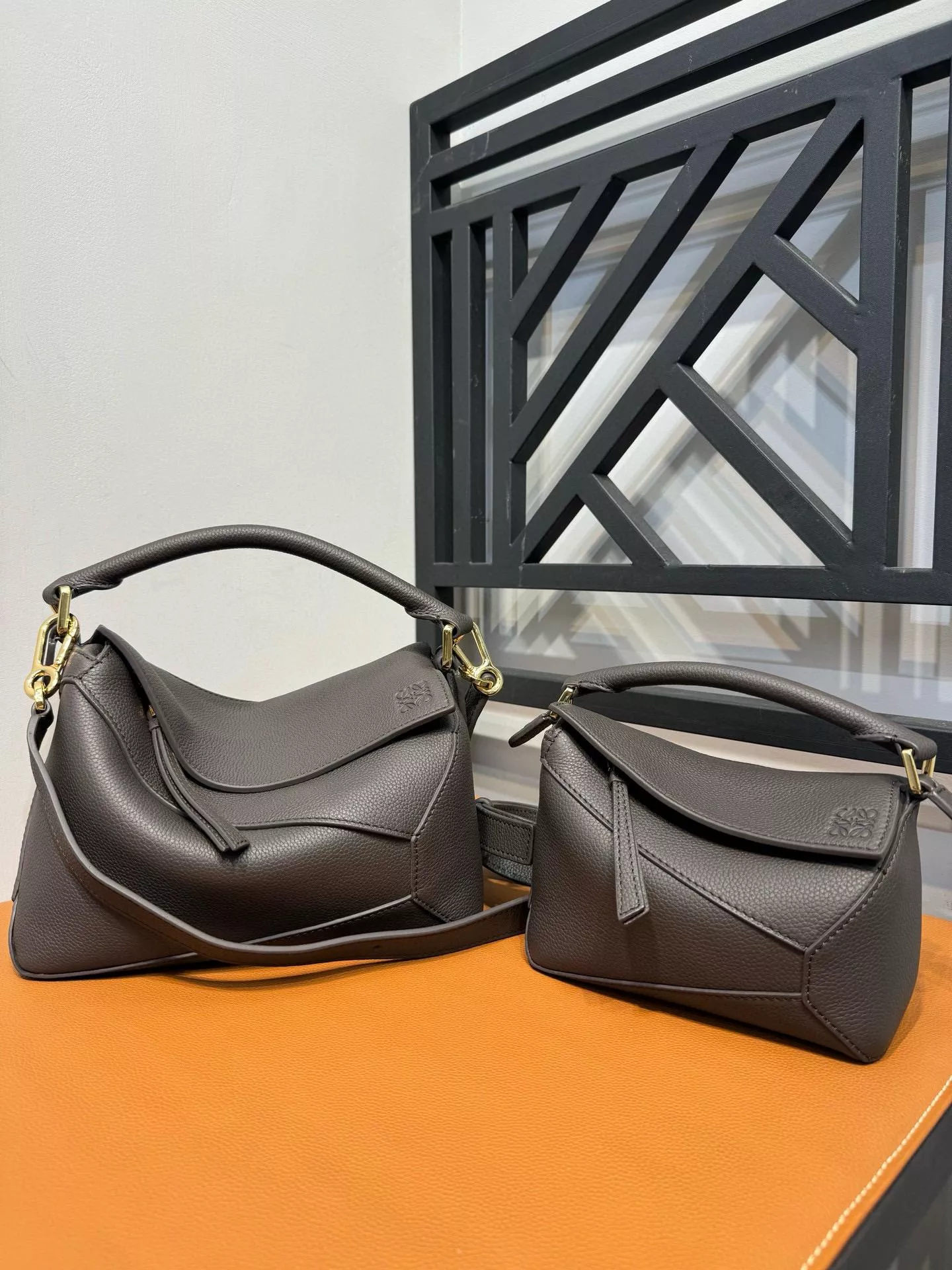 LOEWE 深灰色/金釦 荔枝皮革 Small & Mini Puzzle｜立體幾何包型