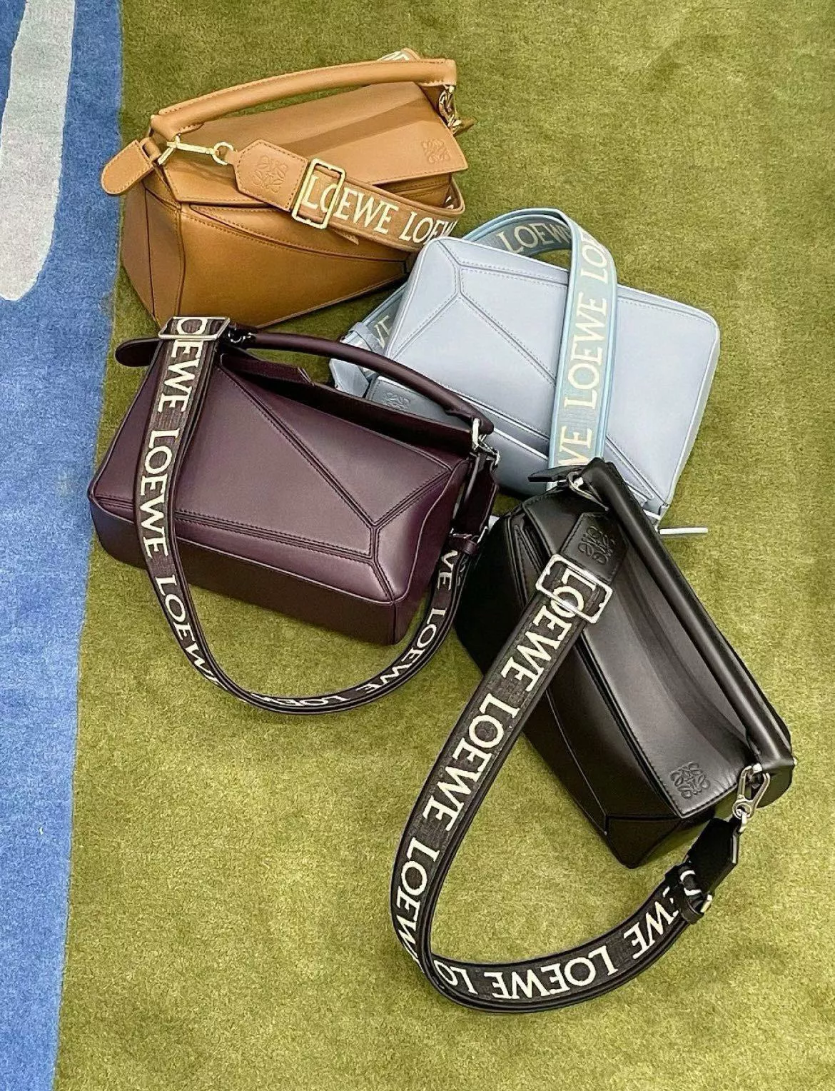 LOEWE small Puzzle 幾何包 白字母寬肩帶版｜附可調提花肩帶
