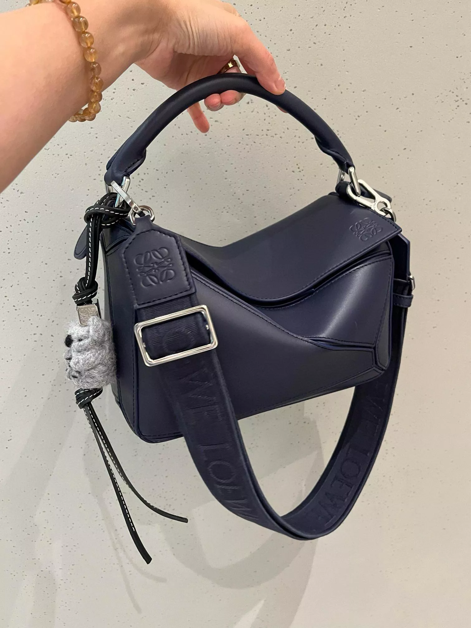 LOEWE small Puzzle 幾何包 藏藍色搭配純色字母寬肩帶｜附可調提花肩帶
