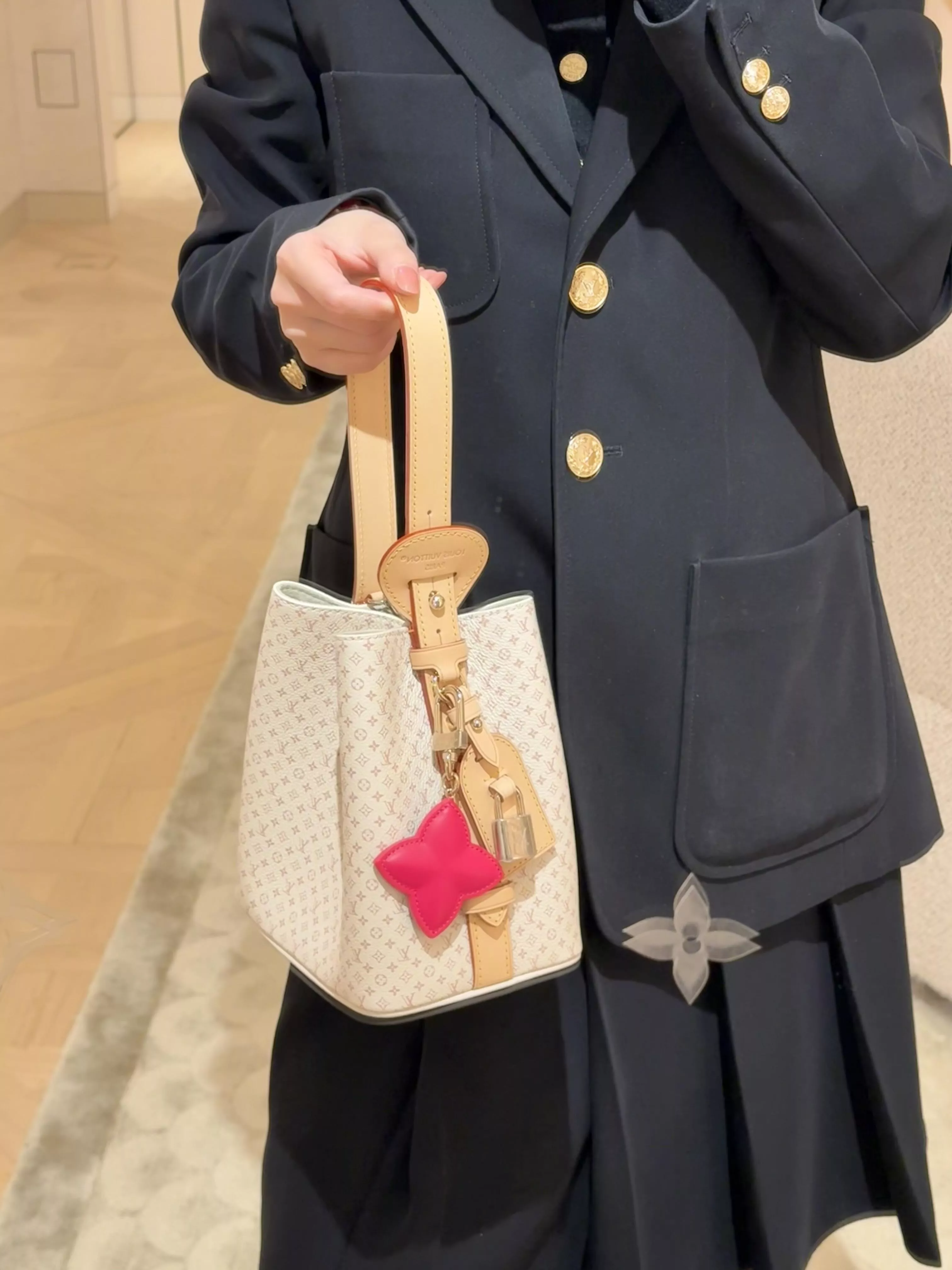 LV All In BB 手袋 M12925｜沙丘粉老花水桶包 18*16cm