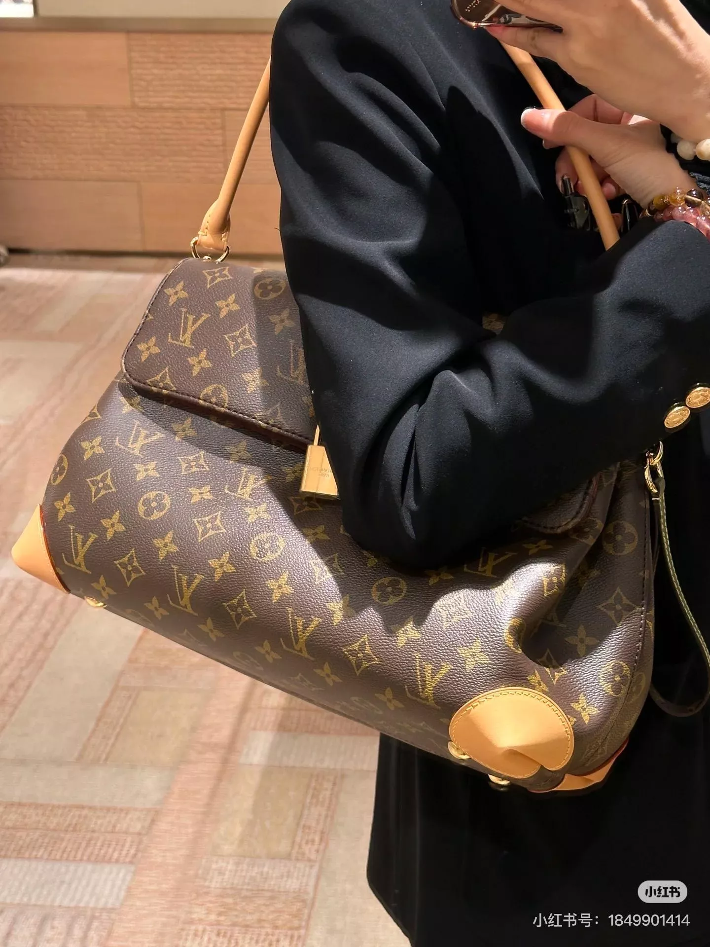LV HIDE AWAY M14473 鎖頭肩背包｜復古腋下包・中號容量 36cm