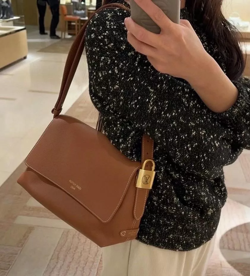 LV Low Key Messenger 手袋 M13151 棕色｜復古金色五金 30cm