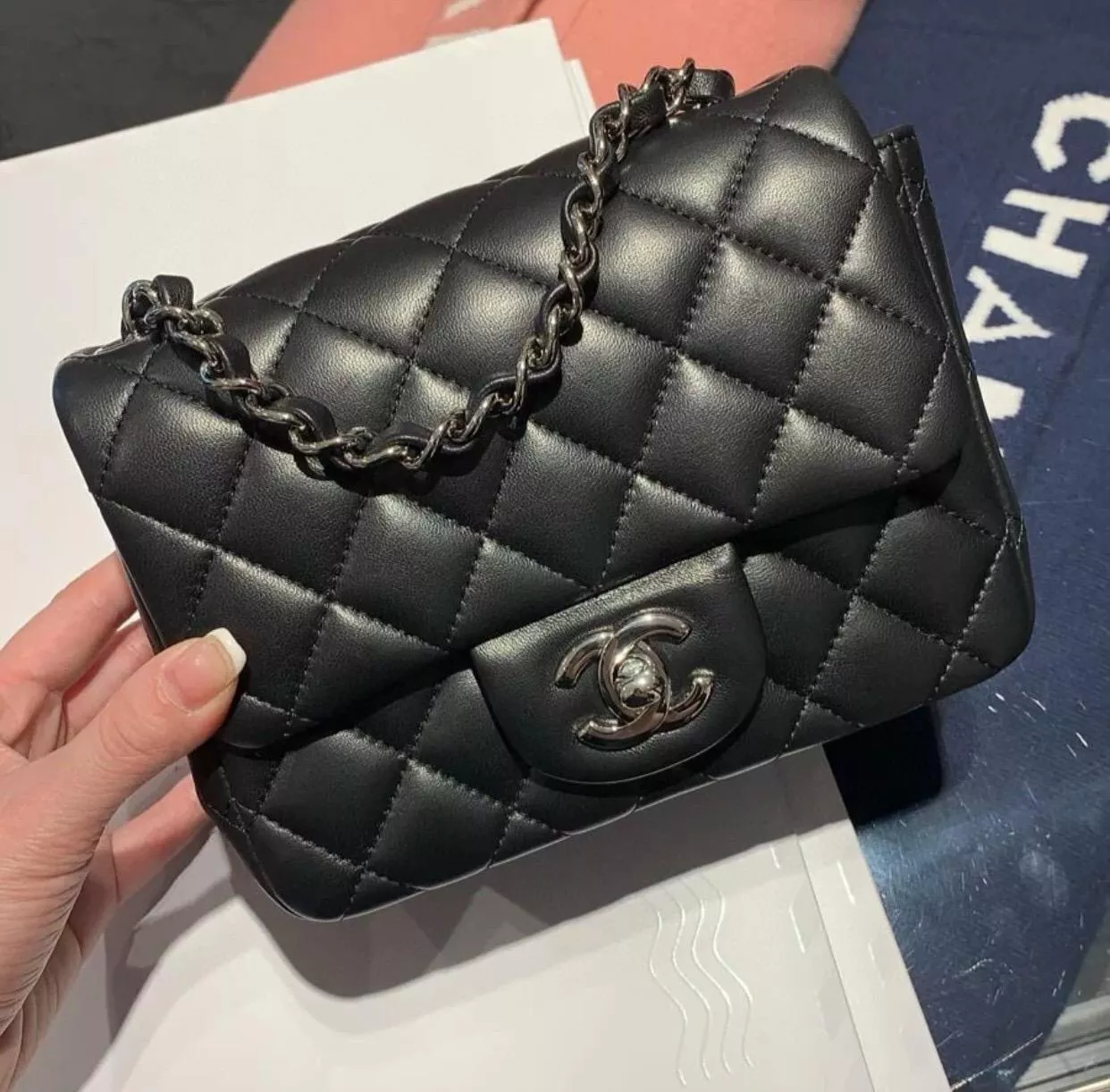 Mini Flap 方胖子 18cm｜黑色羊皮・黑槍扣五金｜經典菱格鏈