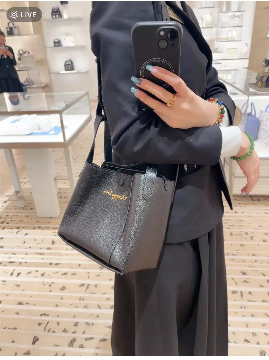 Dior Signature 小號水桶包｜黑色粒面牛皮・簡約實用設計