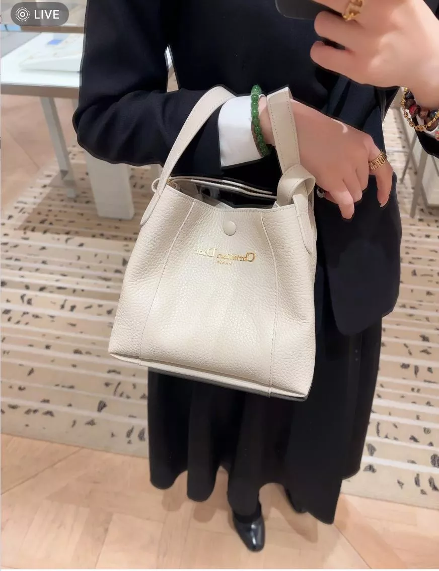 Dior Signature 小號水桶包｜奶油白粒面牛皮・簡約實用設計