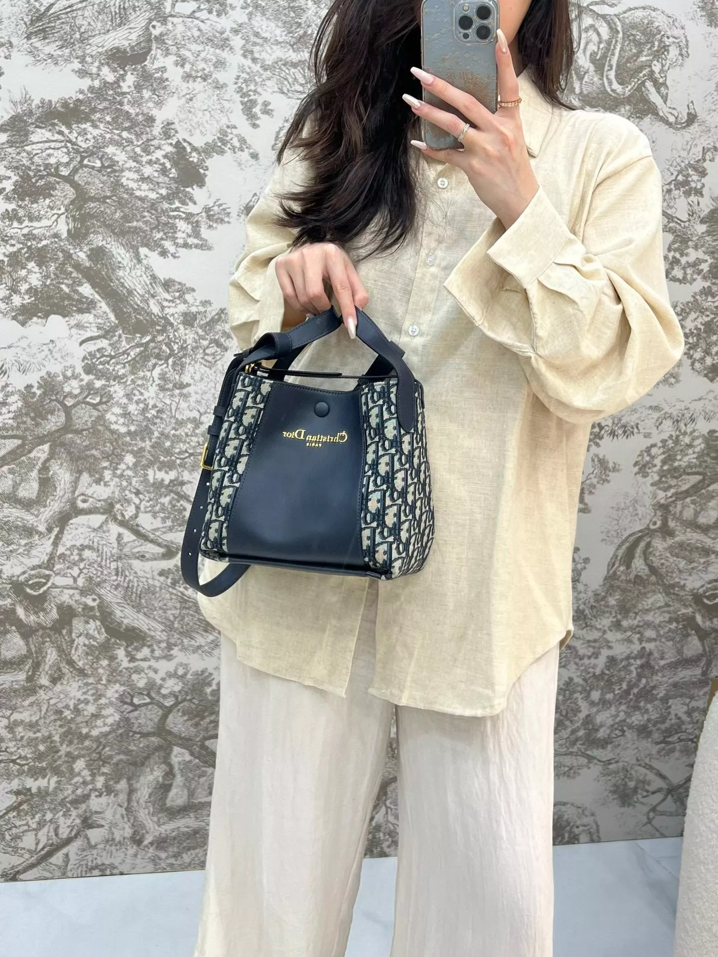 Dior Signature 小號水桶包｜經典老花拼皮革・百搭實用設計｜小菜籃風格 21cm