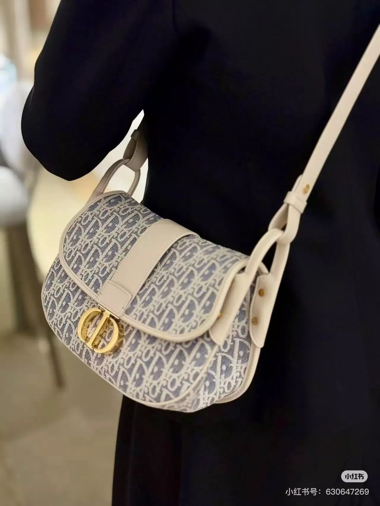 Dior Montaigne 中號學院包｜藍白老花奶油白・CD金釦・半月馬鞍造型｜24cm