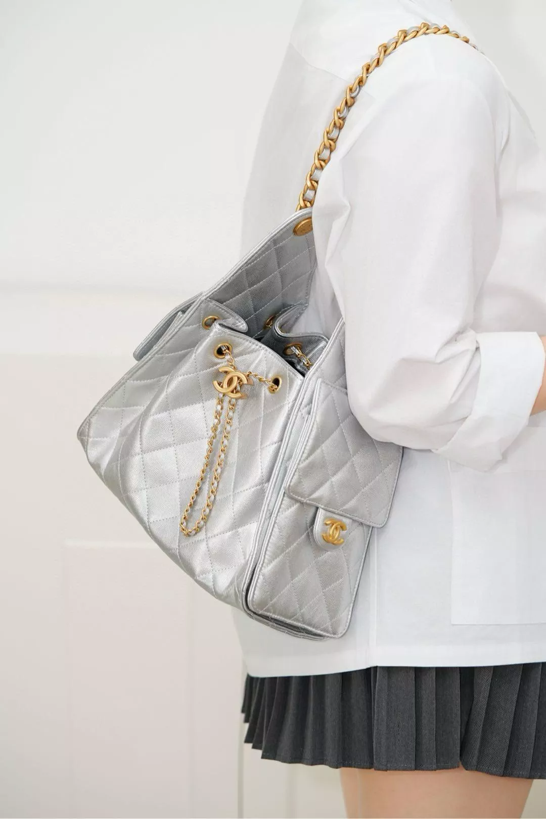 CHANEL 25c 小號 25Bag 銀色 魚子醬牛皮金釦水桶包/抽繩肩背包 26cm