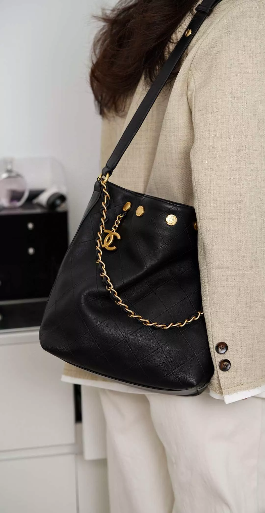 CHANEL 25P 金幣Hobo包｜黑金配色山羊皮｜31cm 斜背款