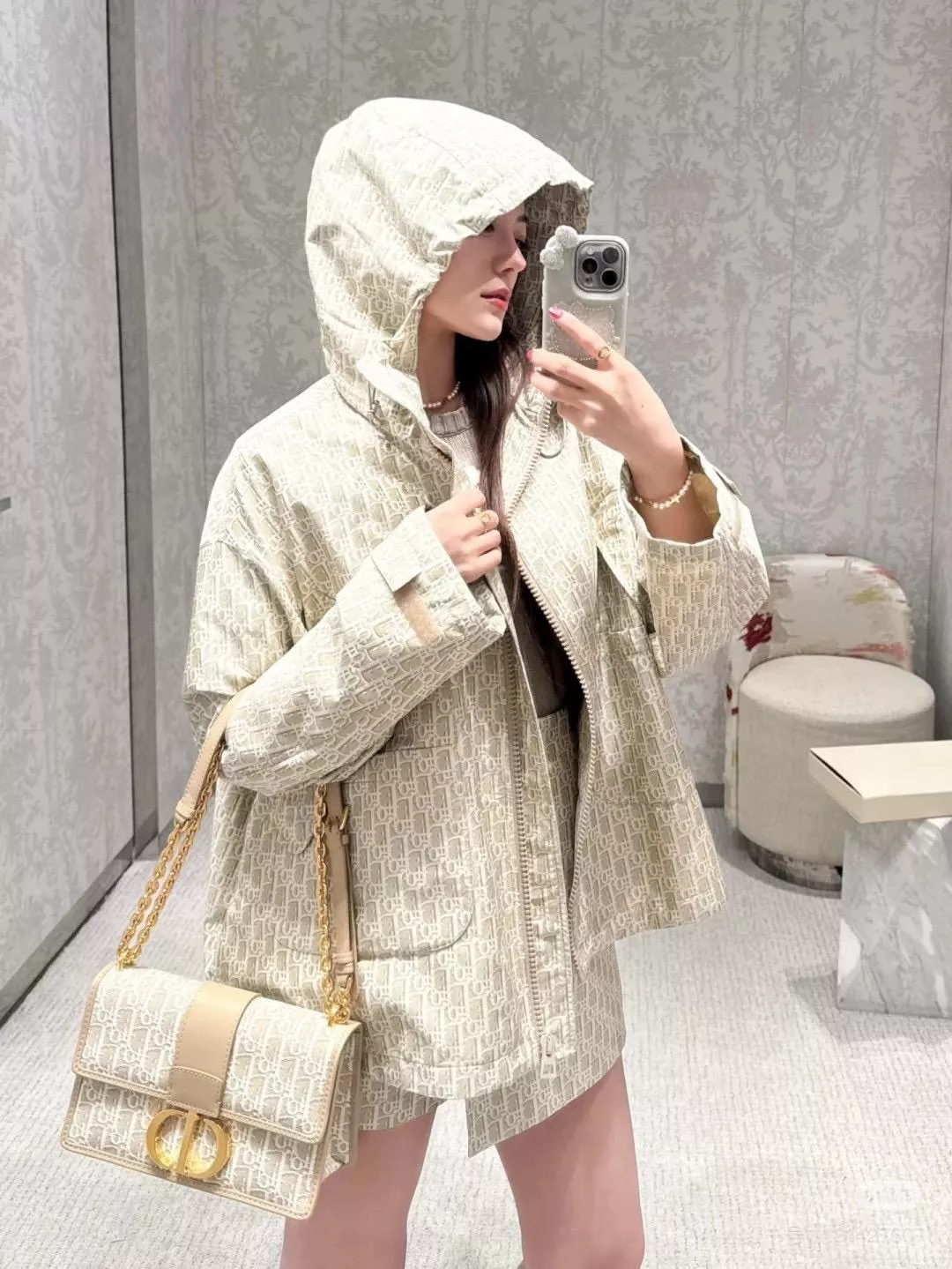 DIOR 米色提花連帽風衣外套・立體織紋・早春限定風格