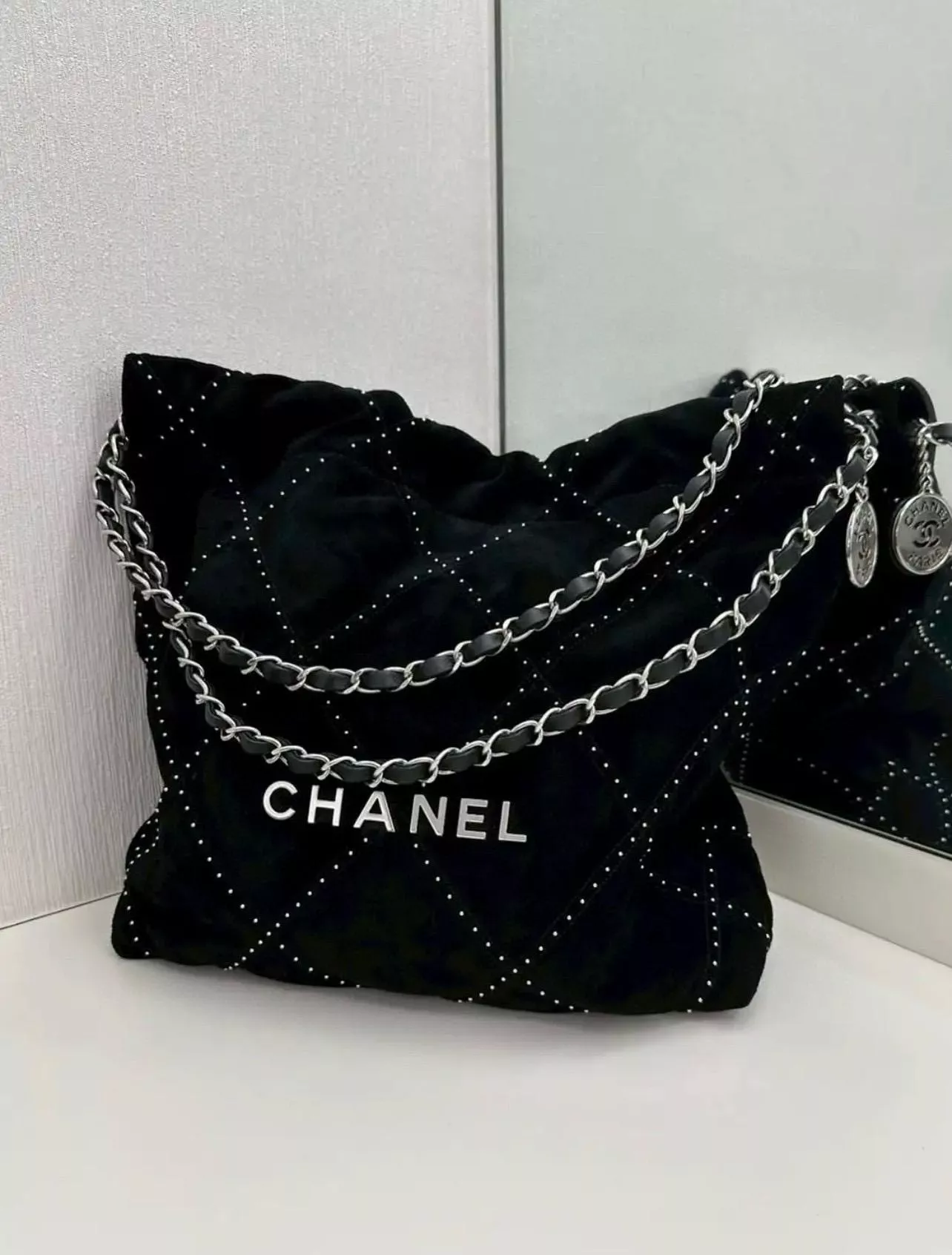CHANEL 小號 銀釘黑色麂皮22Bag購物袋・