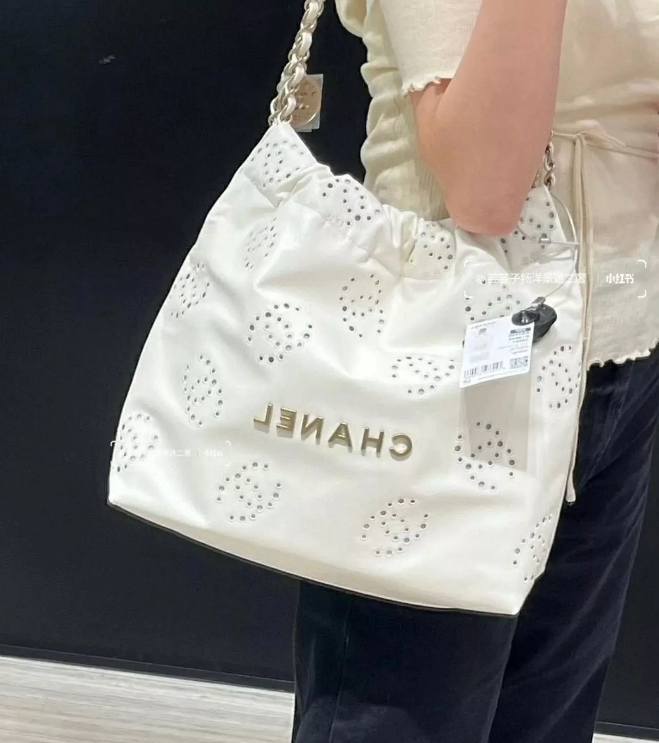 CHANEL 小號 白色雙C鏤空購物袋 22Bag・休閒大容量