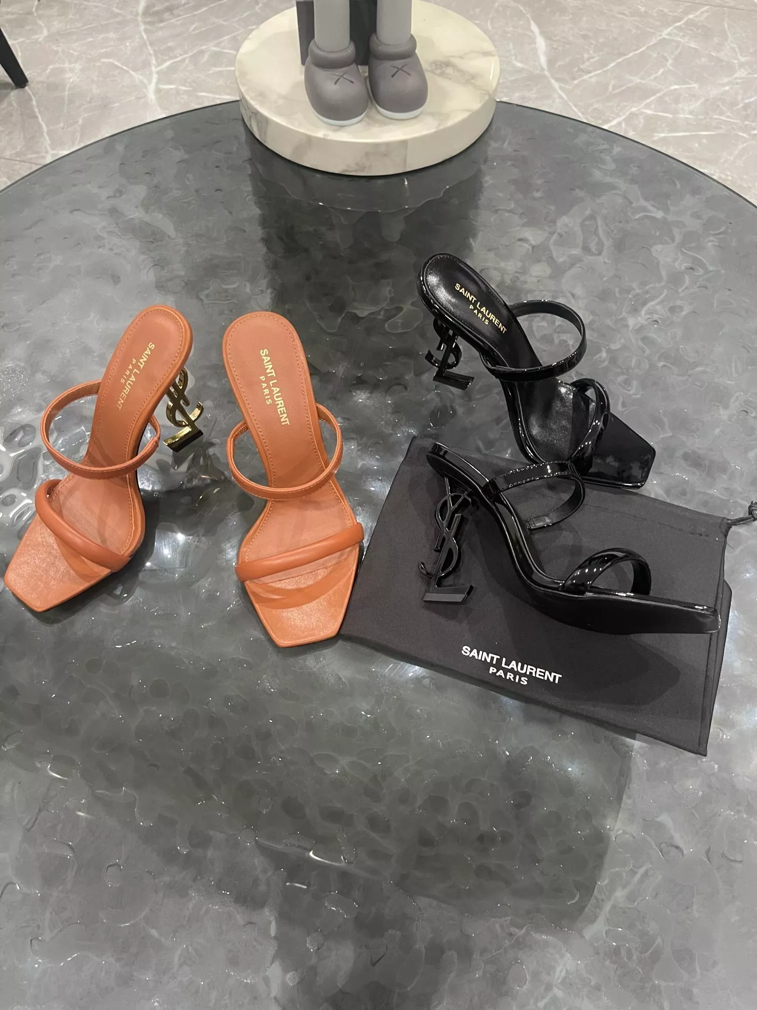 YSL 黑色/橙色 一字帶高跟涼鞋・金屬字母跟・11cm氣勢鞋款