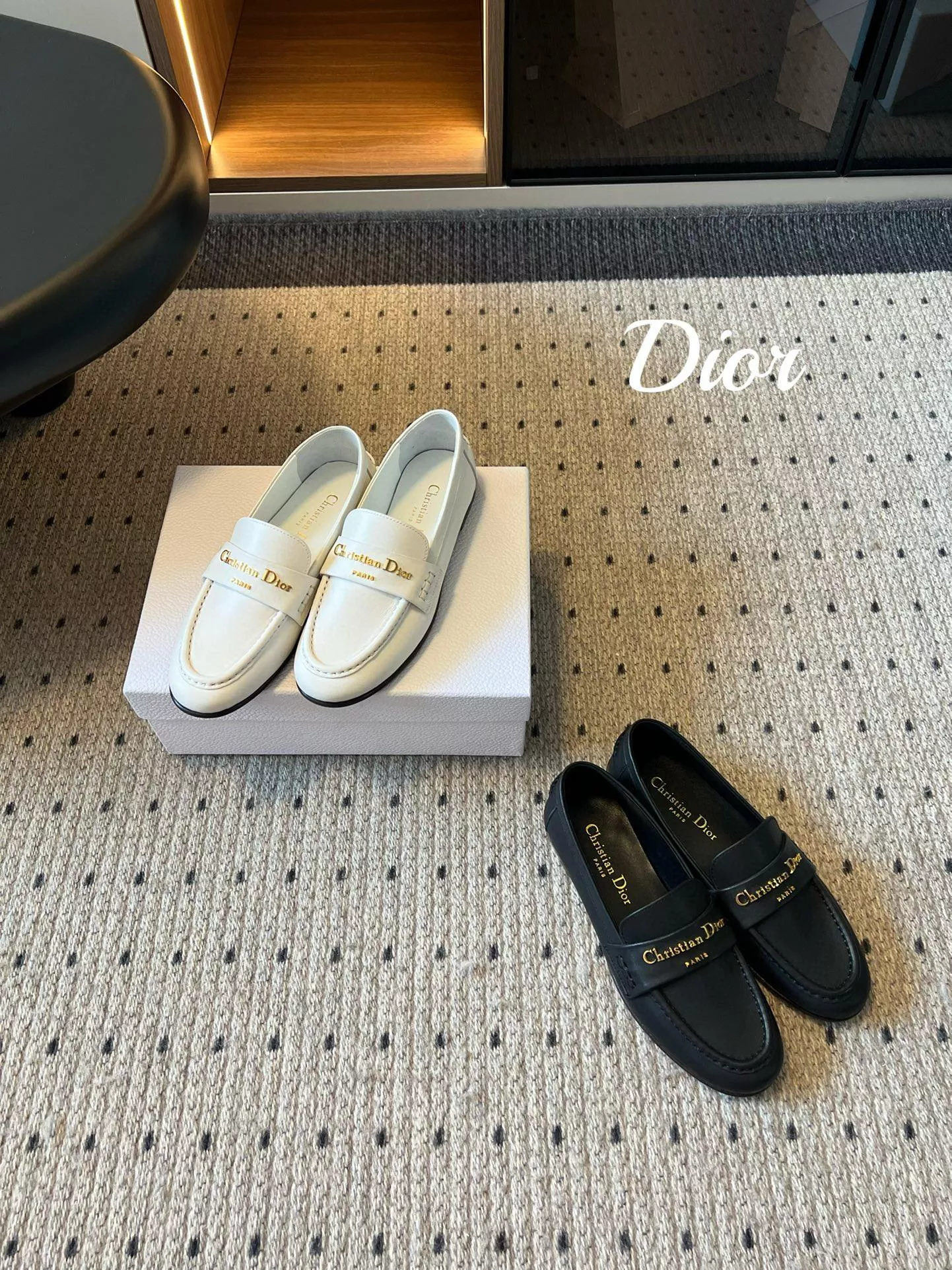 DIOR 黑色/白色 立體字母金標樂福鞋・平底圓頭設計・小牛皮質感鞋款