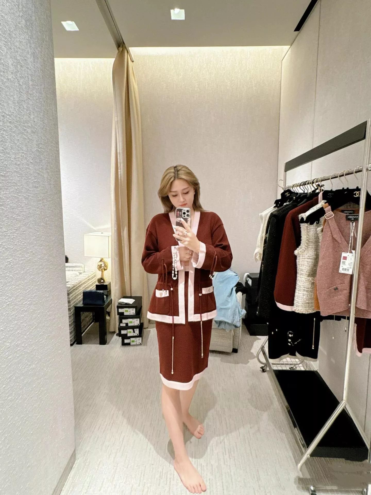 Chanel 25A 手工坊風格羊絨撞色開衫｜酒紅粉邊設計／收腰綁繩版型