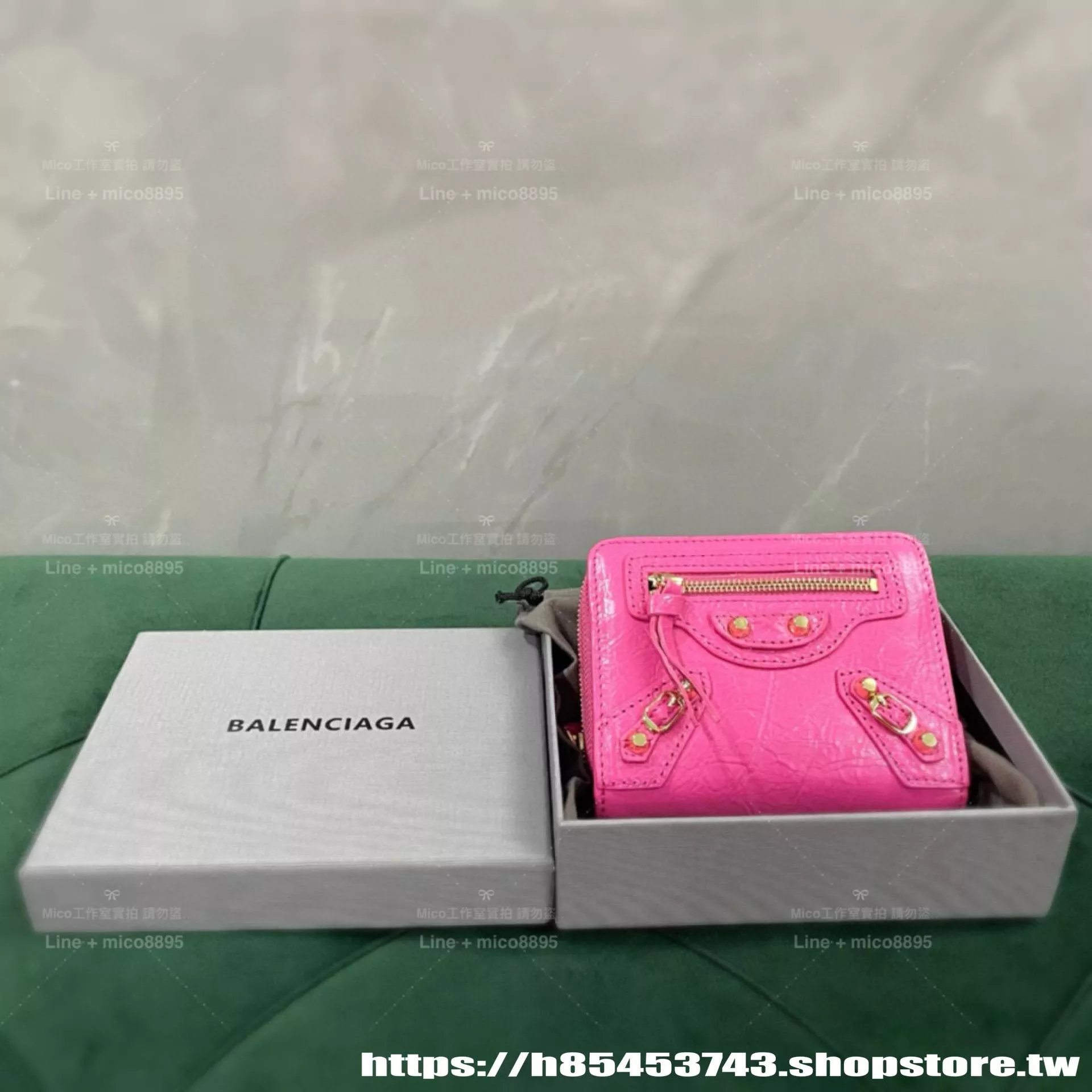 Balenciaga 巴黎世家｜玫紅色/金釦 機車包爆裂紋三折短夾｜原版真皮設計