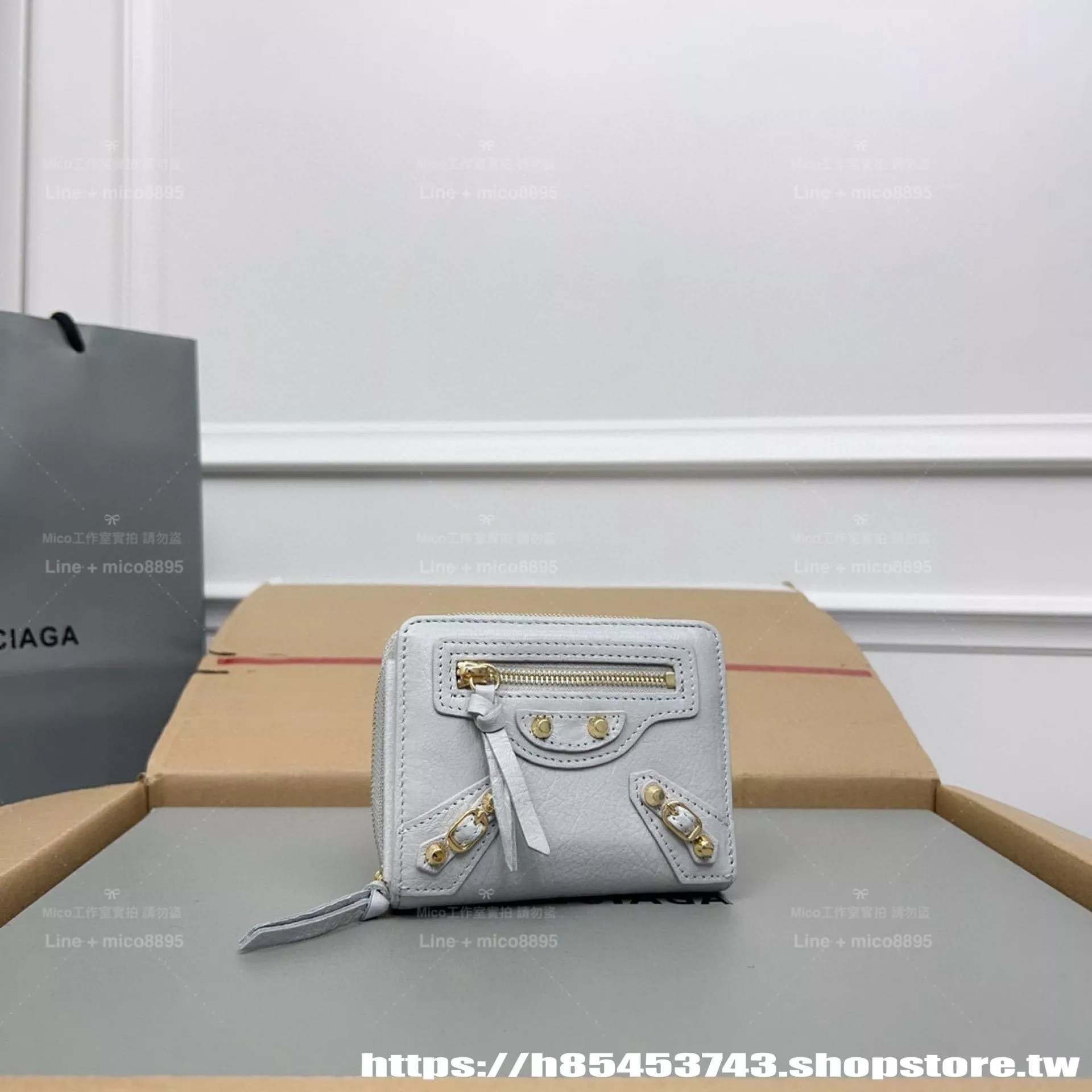 Balenciaga 巴黎世家｜灰色/金釦 機車包爆裂紋三折短夾｜原版真皮設計