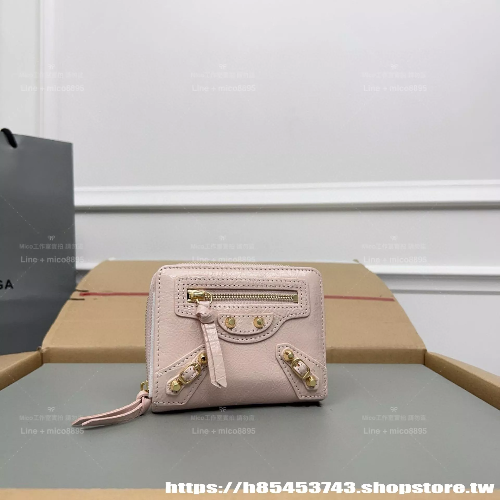 Balenciaga 巴黎世家｜裸粉色/金釦 機車包爆裂紋三折短夾｜原版真皮設計
