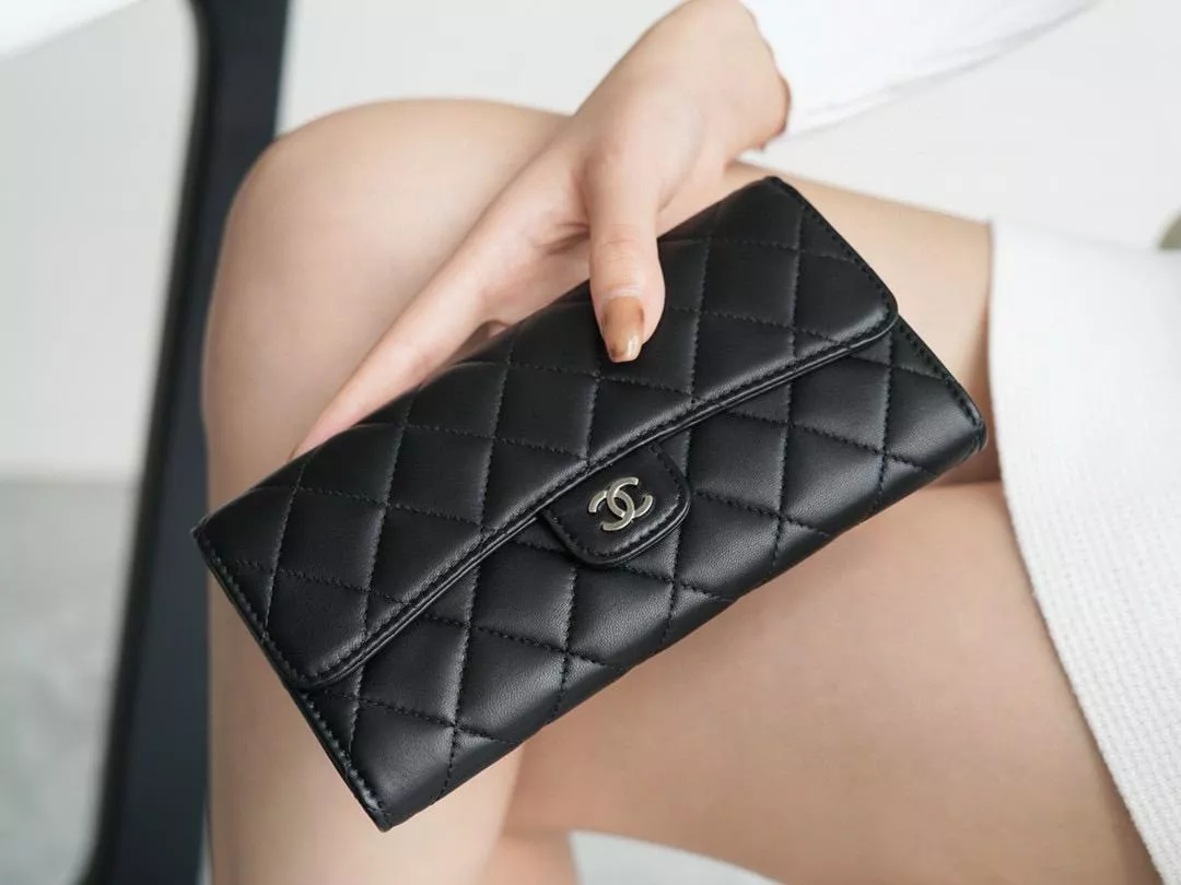 CHANEL 經典Classic Flap 兩折長夾｜黑色/羊皮/銀釦
