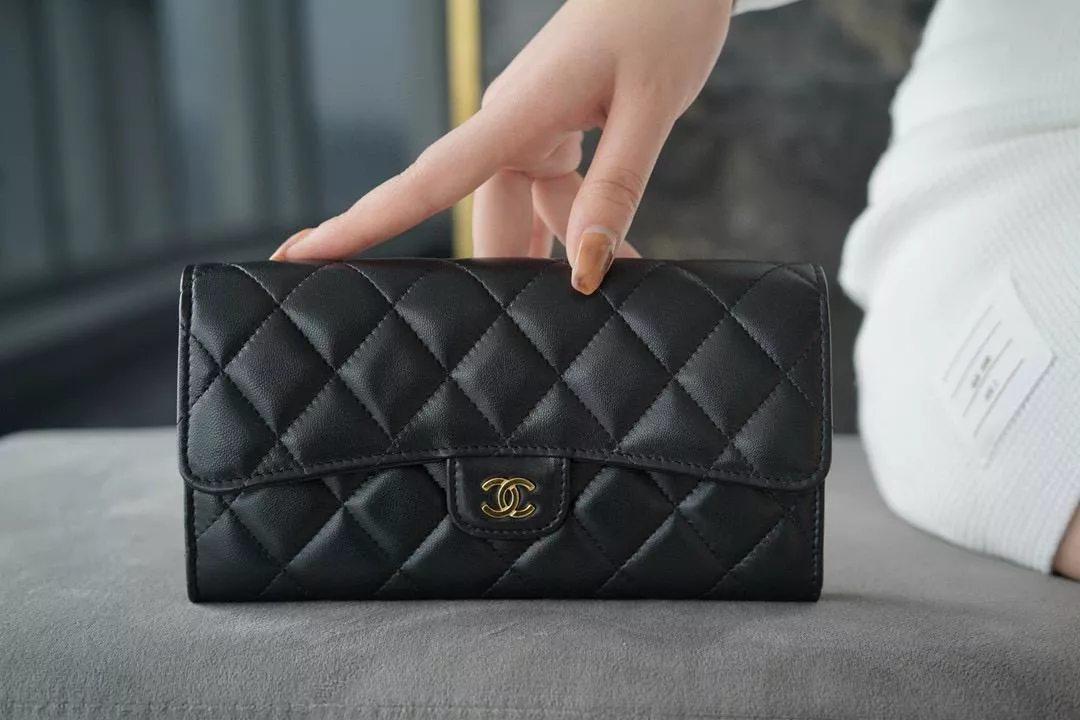 CHANEL 經典Classic Flap 兩折長夾｜黑色/羊皮/金釦