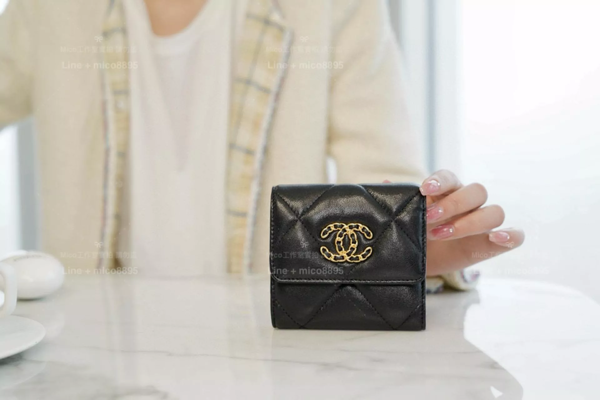 CHANEL 19系列 小尺寸質感短夾｜鏈飾雙C設計｜黑金羊皮感✨｜約9.5cm