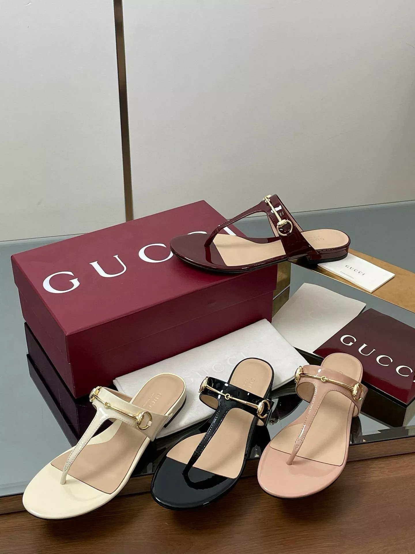 GUCCI 漆皮人字拖 | 金屬長條馬銜扣 | 夏日百搭涼鞋｜平底設計舒適穩定