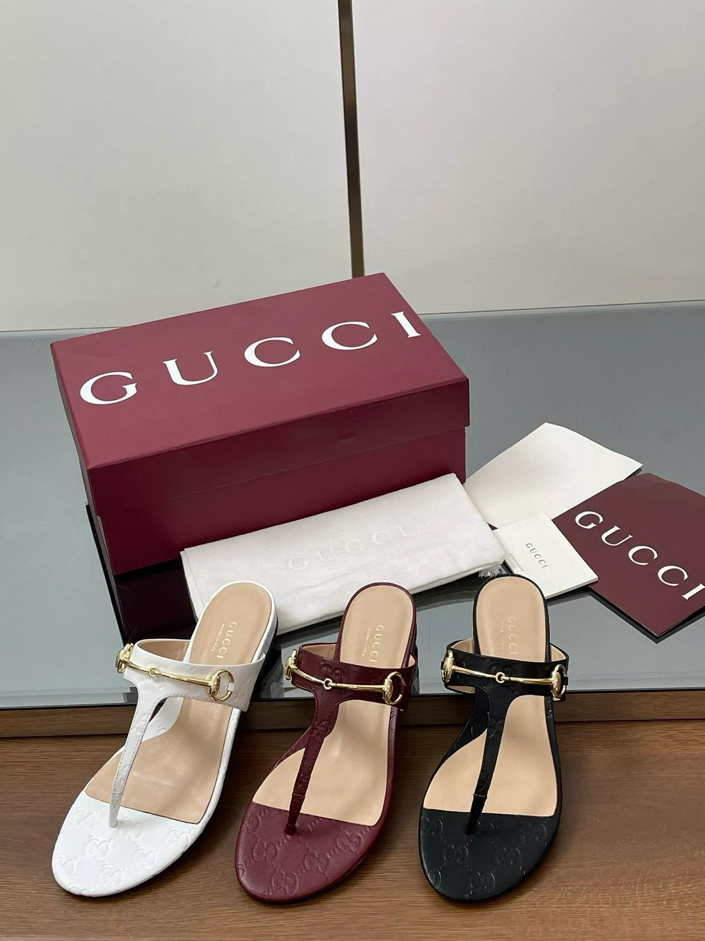 GUCCI 壓紋皮革GG人字拖 | 金屬長條馬銜扣 | 夏日百搭涼鞋｜平底設計舒適穩定