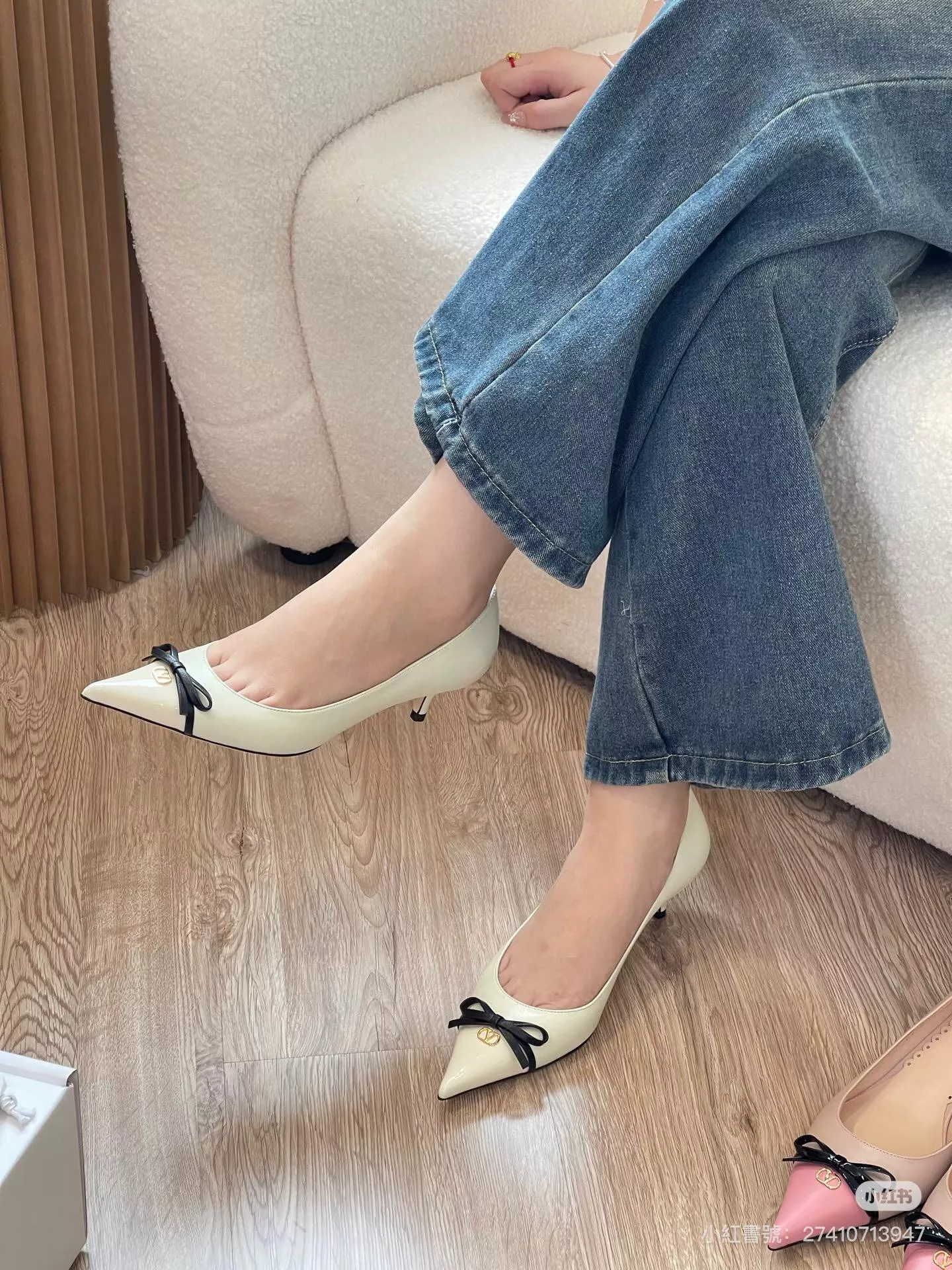 Valentino 春夏新款 V LOGO 極簡象牙白 蝴蝶結尖頭低跟鞋 赫本風 3.5cm 34-40