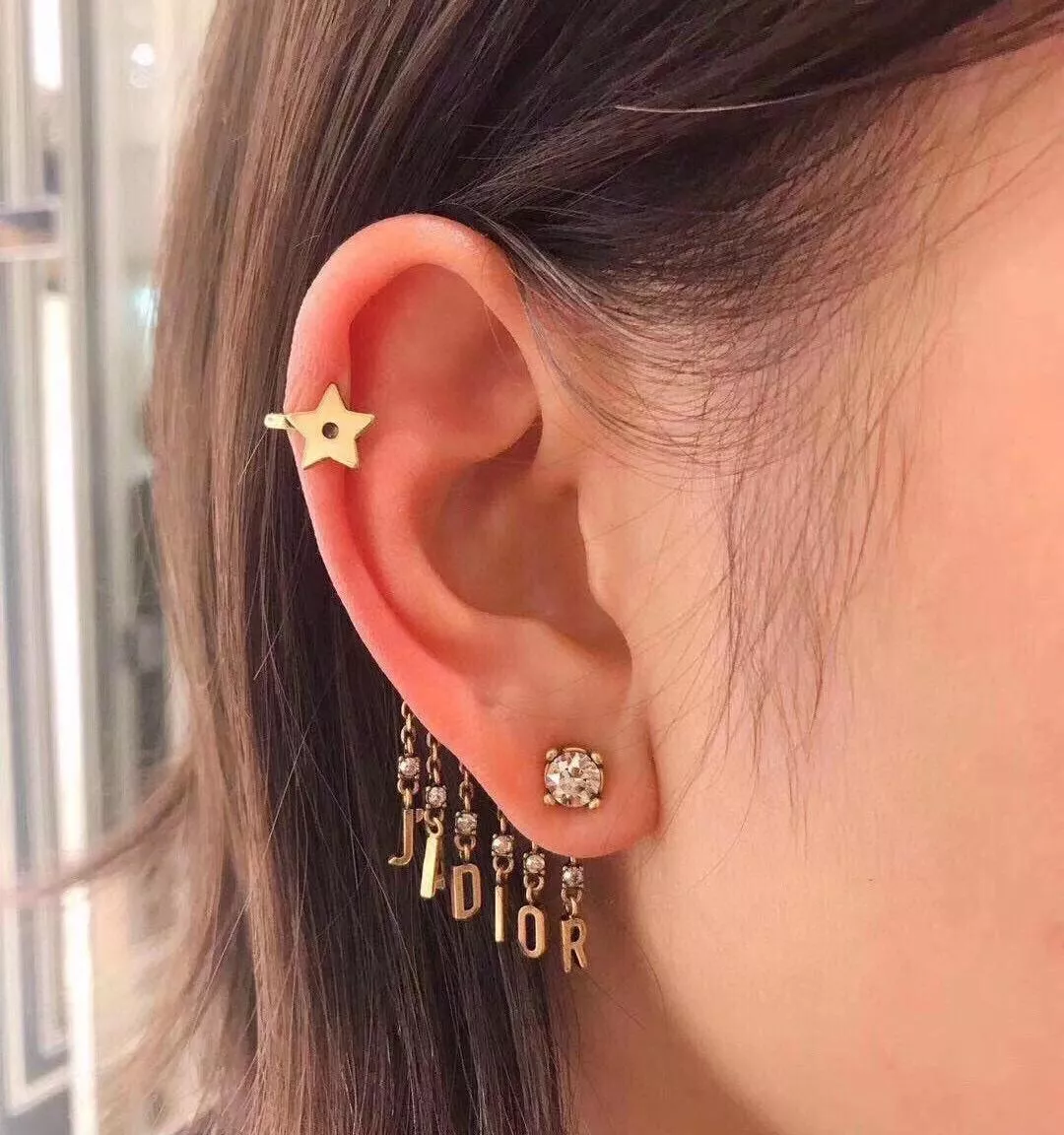DIOR JADIOR字母流蘇耳夾｜做舊古金｜靈動單邊設計・水鑽可拆式耳飾