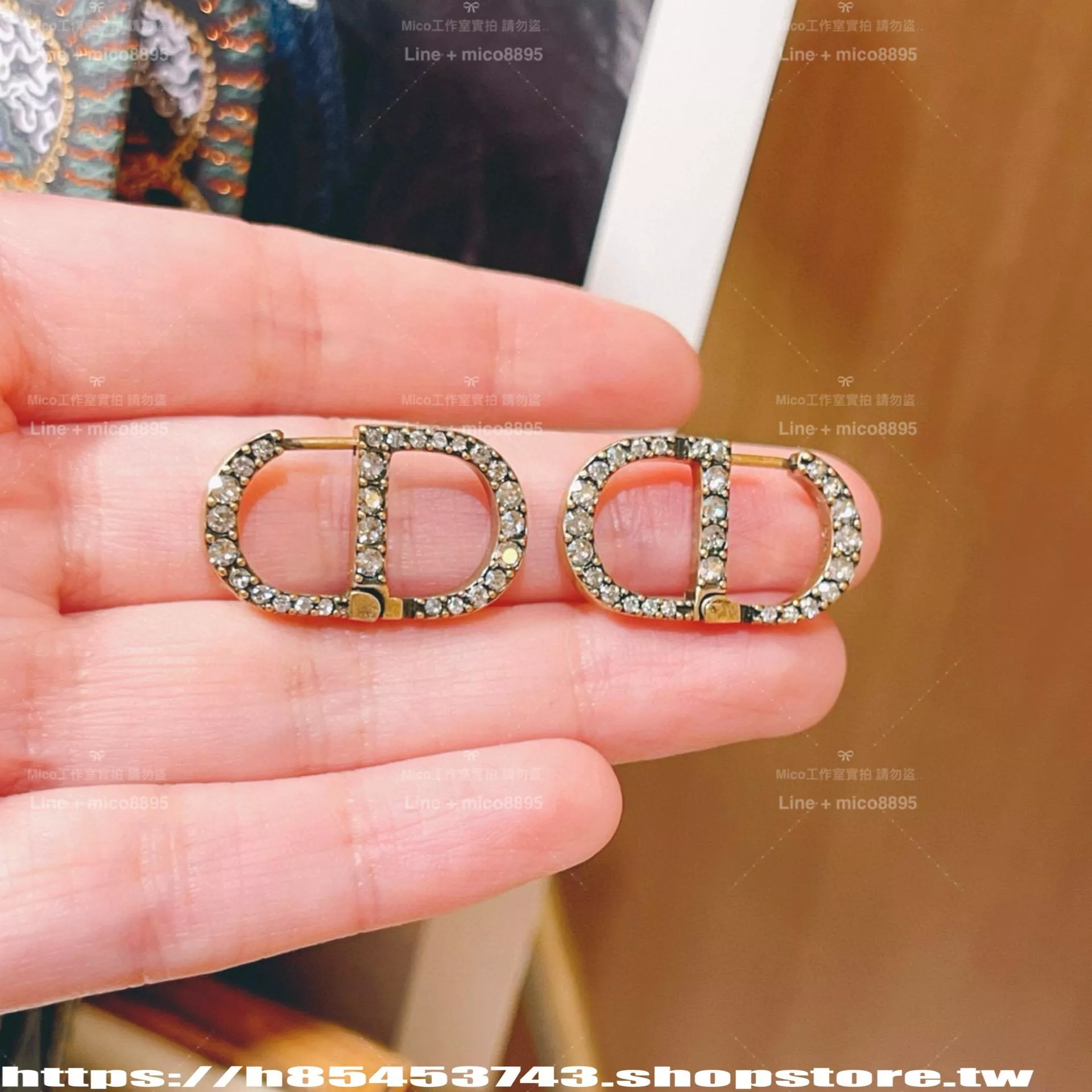 DIOR CD字母水鑽耳釘｜復古古金｜灰鑽滿鑲・極簡百搭款