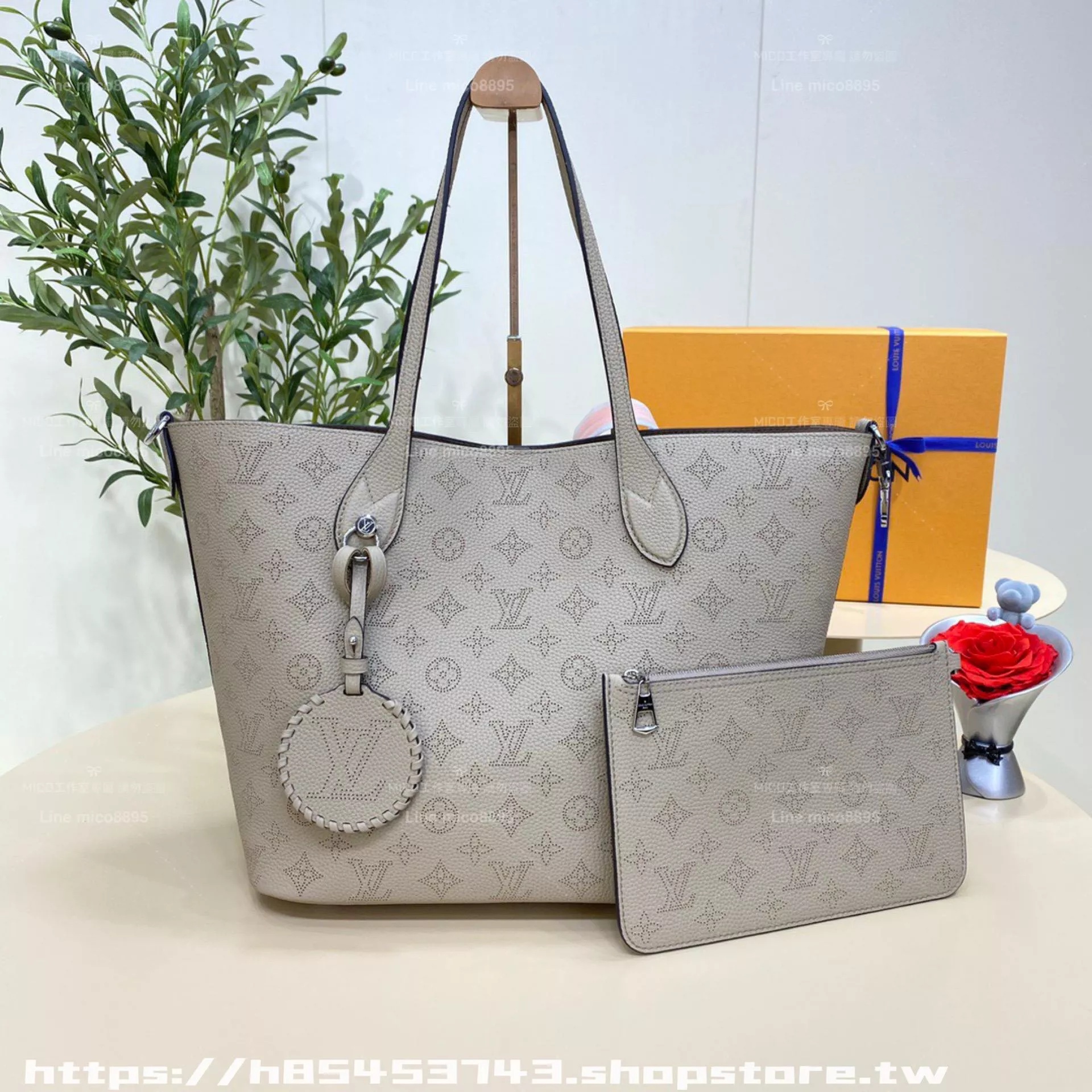 Blossom 大號托特包 M21580 卡其｜穿孔牛皮、附可拆卸拉鍊包