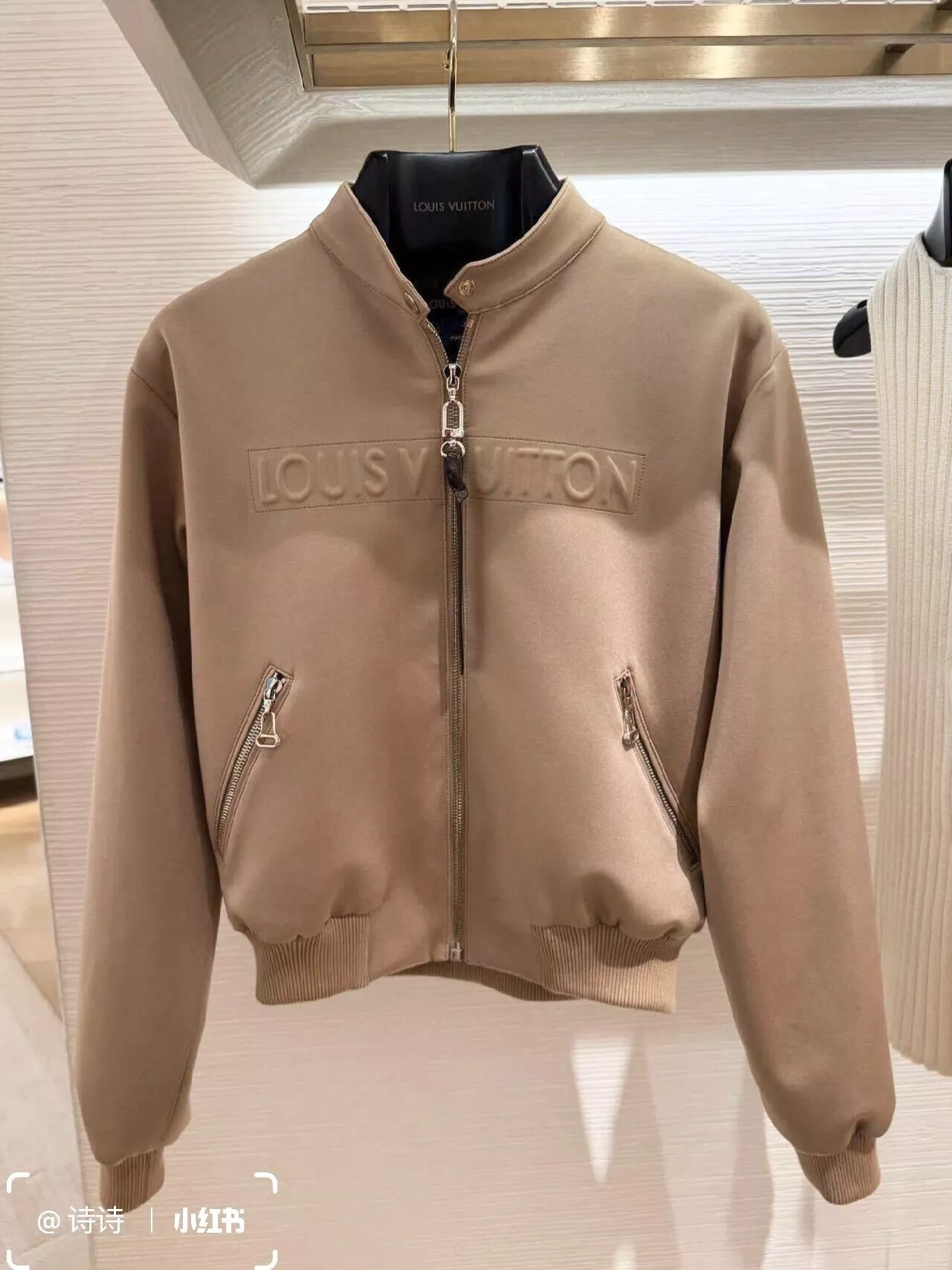 LV 杏色 內裡老花浮雕LOGO拉鍊飛行員外套 36/38/40