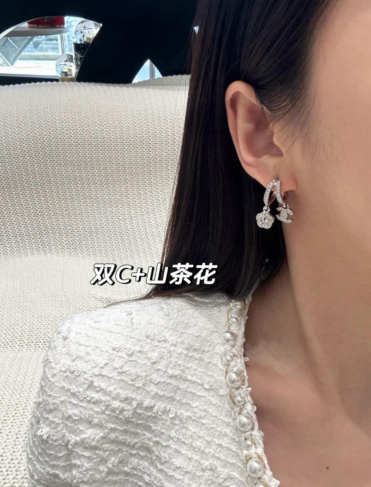 V系列不對稱垂墜耳環｜香水瓶x雙C x 山茶花造型・銀色水鑽閃耀感