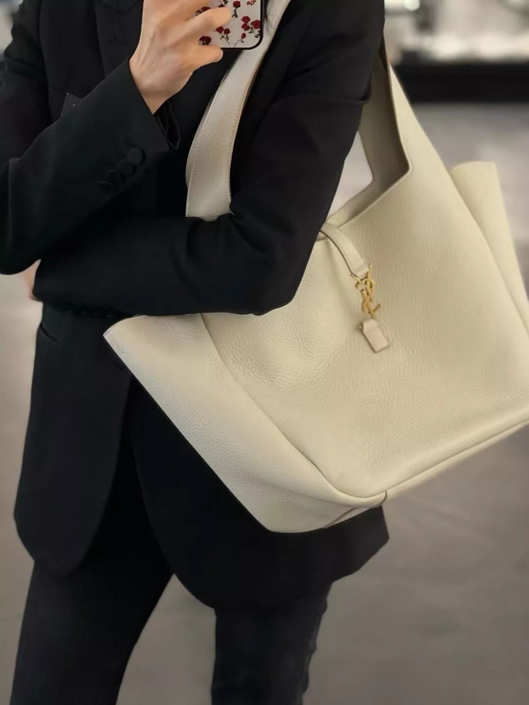 YSL 奶油白 BEA 柔軟托特包 鹿皮寬肩帶大容量托特｜50cm Rose同款
