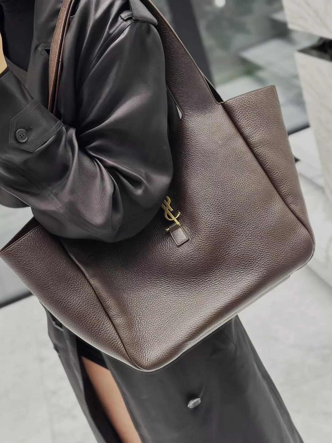 YSL 巧克力棕 BEA 柔軟托特包 鹿皮寬肩帶大容量托特｜50cm Rose同款