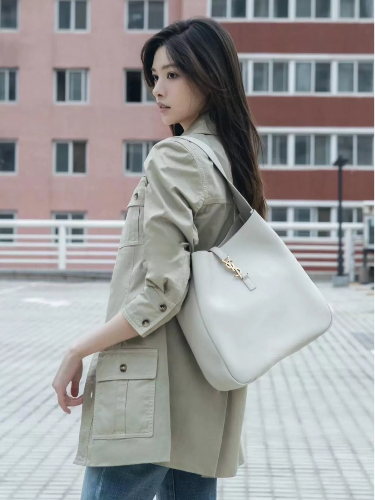 【LE5À7 Hobo大號】復古白色 復古金屬扣柔軟牛皮托特肩背包｜30cm