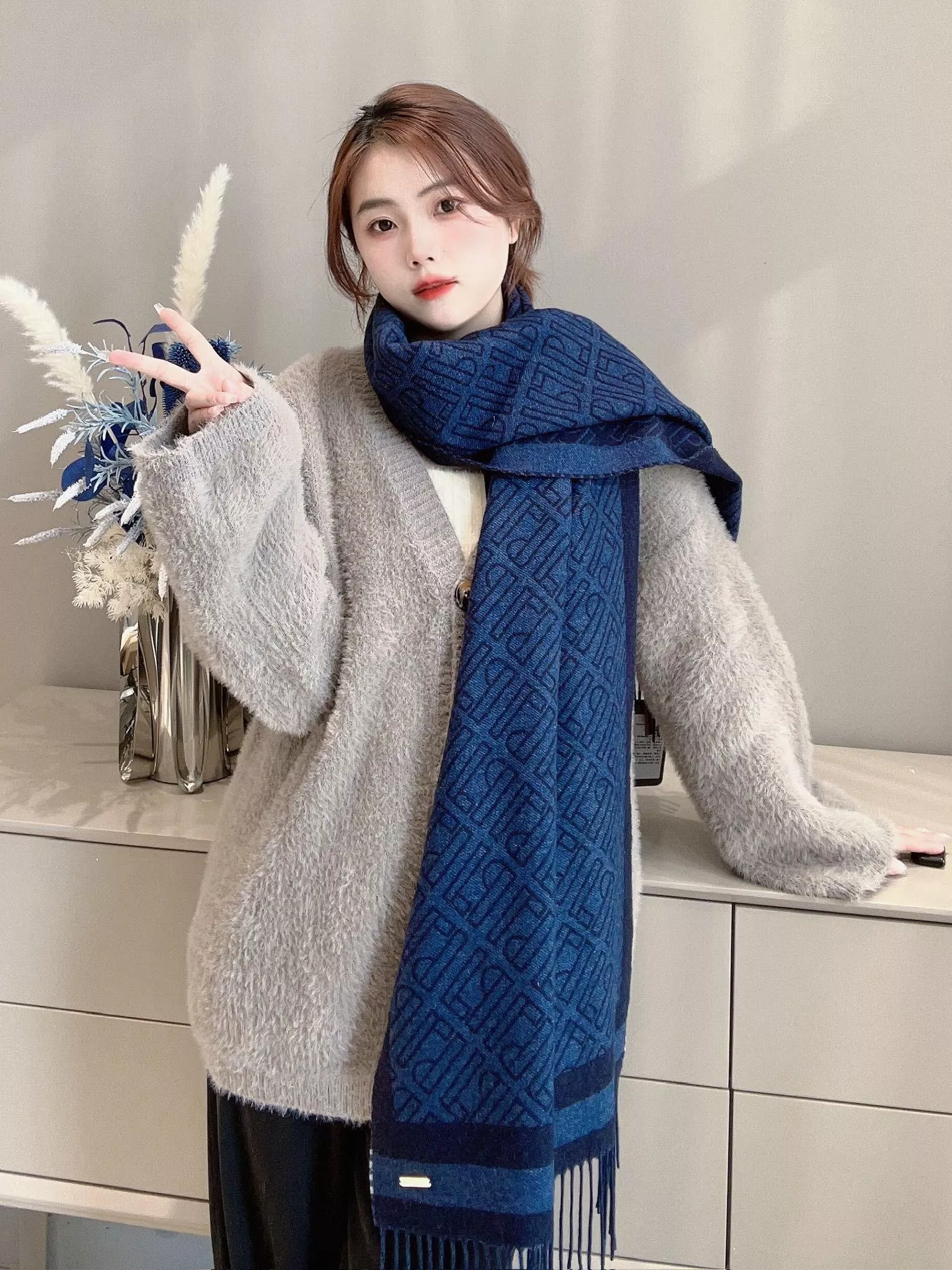 Loro Piana 字母提花圍巾｜180x46cm｜夜藍色｜滿版Logo款・山羊絨雙面設計