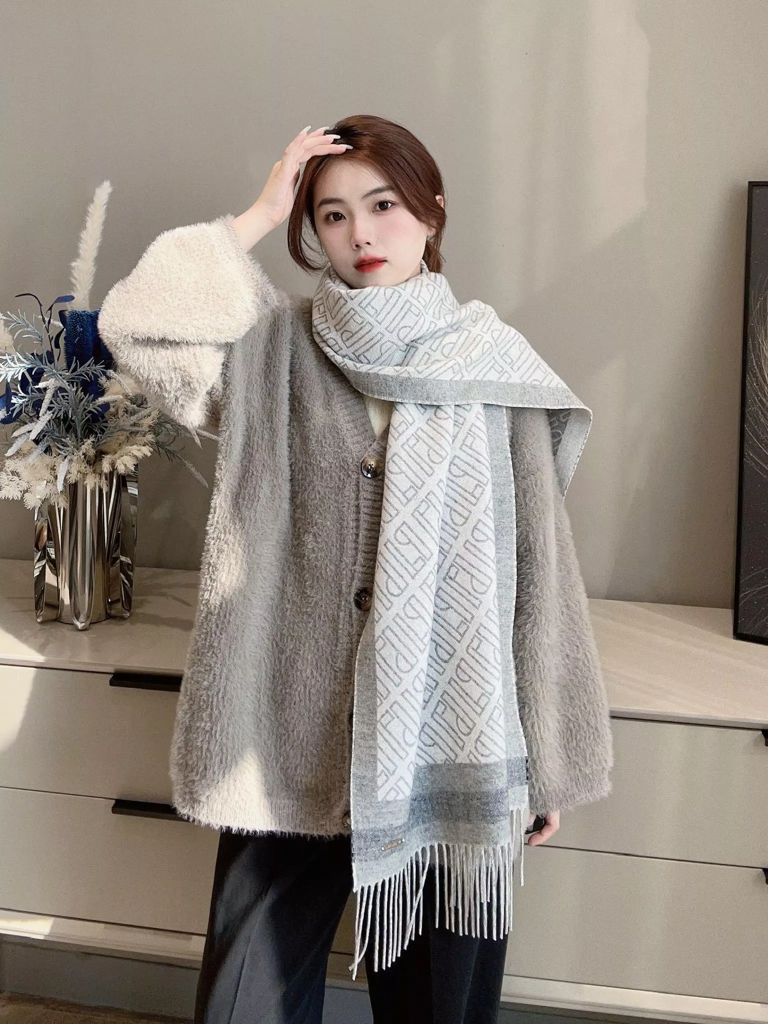 Loro Piana 字母提花圍巾｜180x46cm｜灰色｜滿版Logo款・山羊絨雙面設計