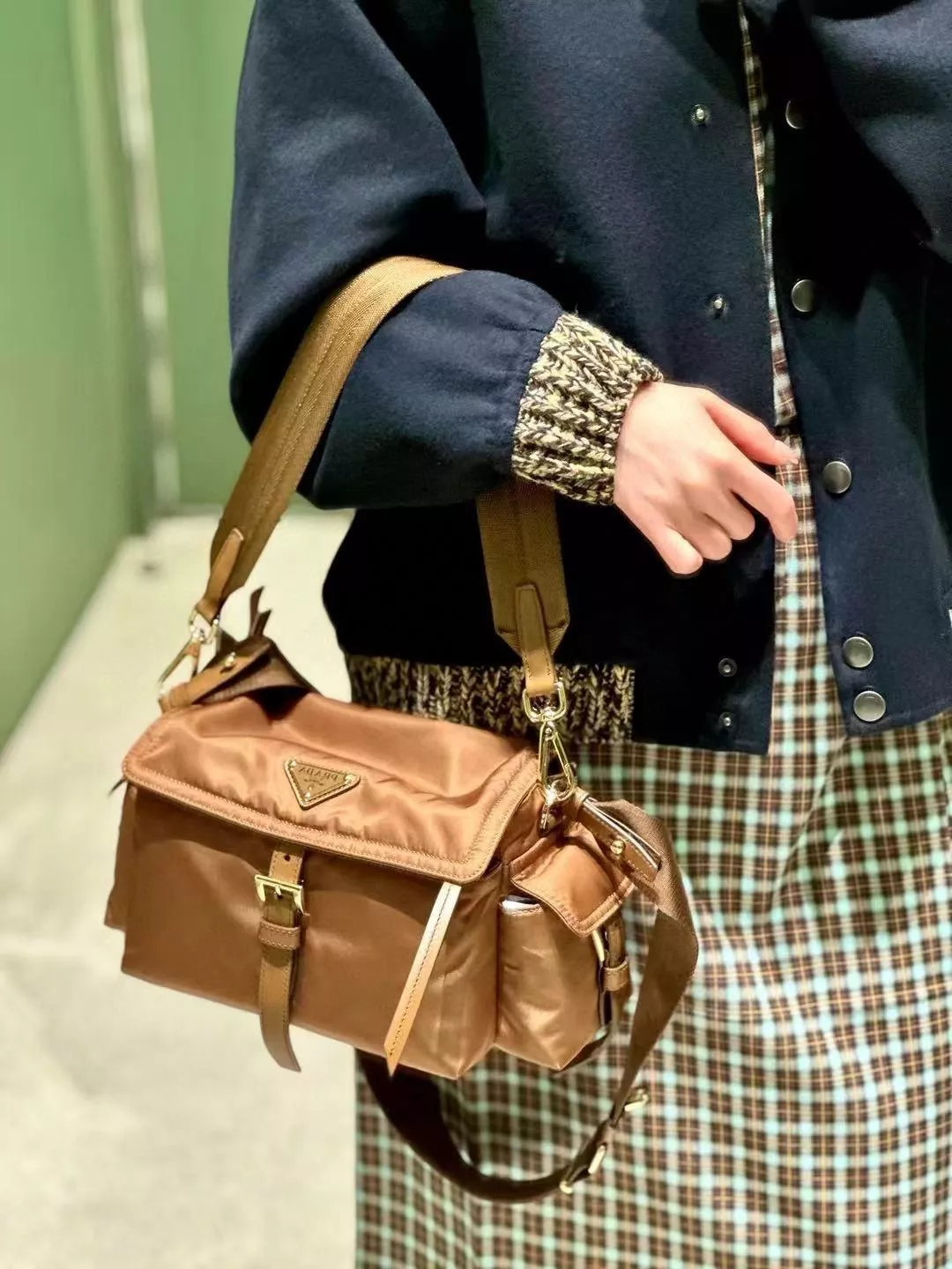 PRADA 尼龍款 軟木色 Explore 郵差包 中號 1BD394｜30cm