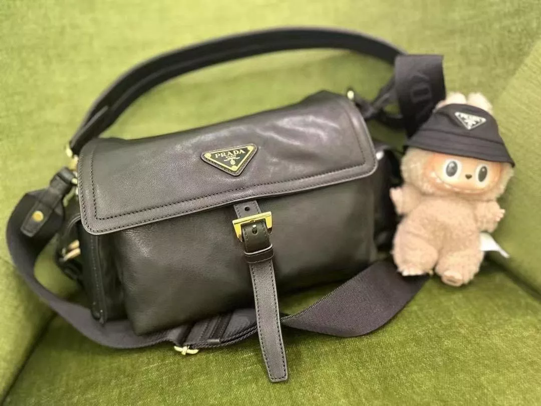 PRADA  黑色羊皮款Explore 郵差包｜中號｜1BD394｜30cm百搭雙肩帶版