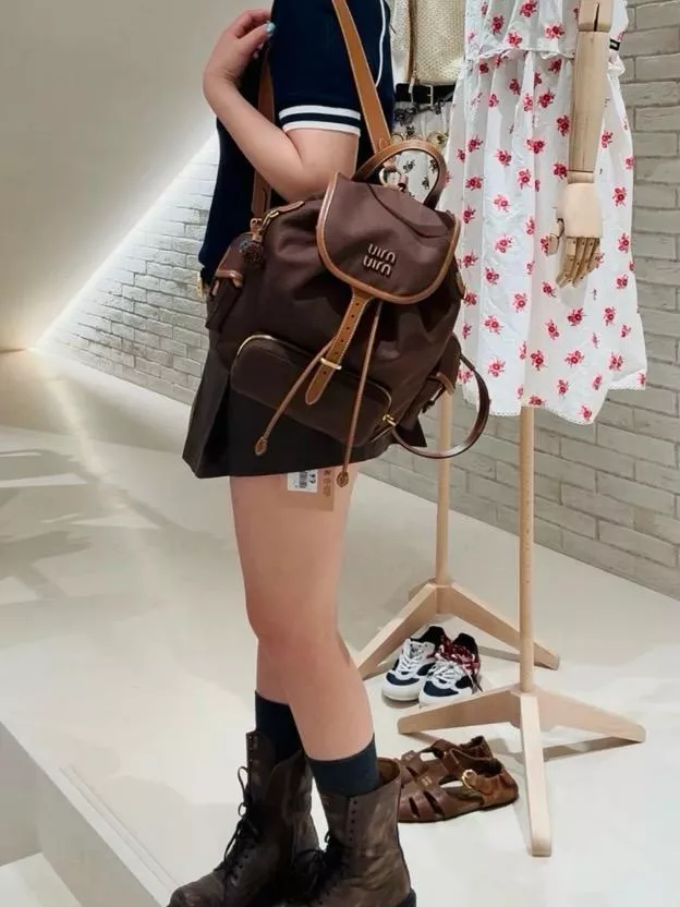 MiuMiu 大號帆布雙肩包｜棕色大容量｜25cm輕量耐磨款