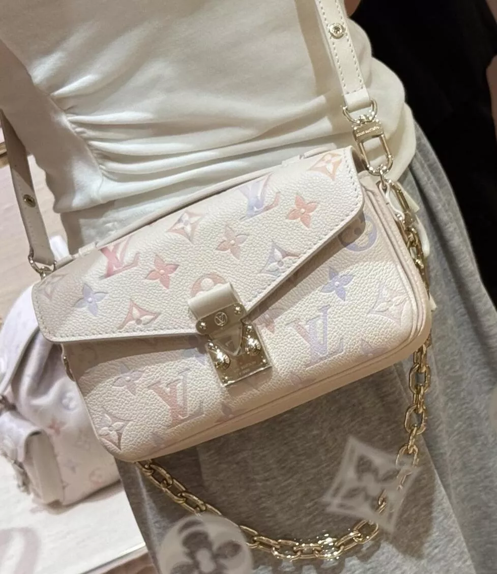 M25682 POCHETTE MÉTIS EAST WEST 小號斜背包｜漸變壓紋牛皮｜可拆鏈條肩帶