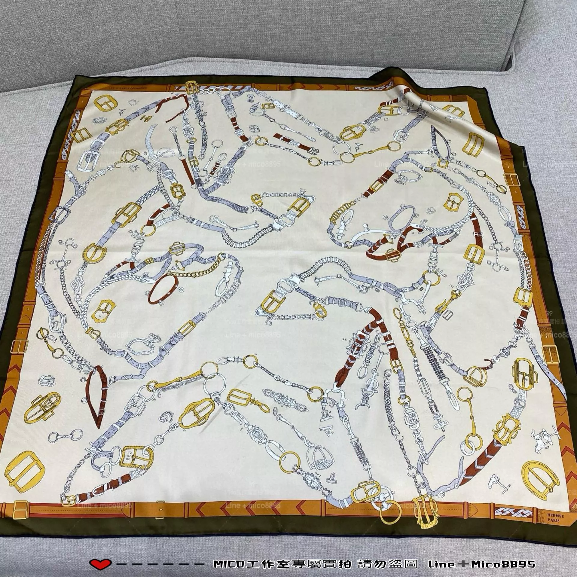 Les Chevaux Dechaines 90方巾 桑蠶絲方巾｜躍動馬兒圖騰
