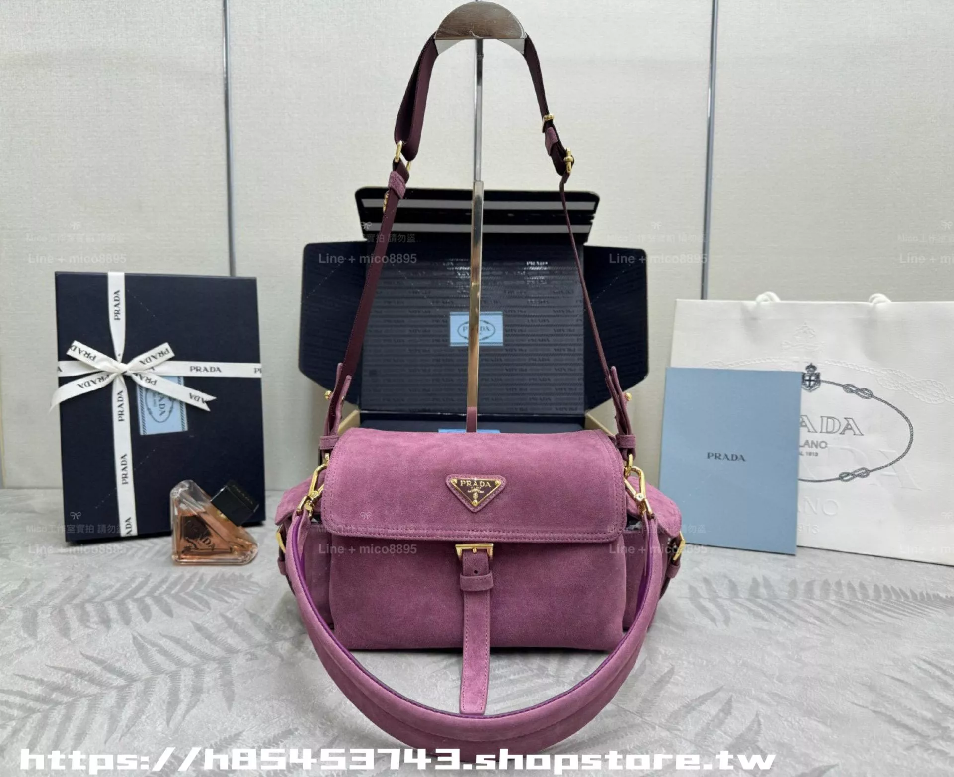 PRADA  紫紅色 麂皮款 Explore 郵差包｜中號｜1BD394｜30cm百搭雙肩帶版